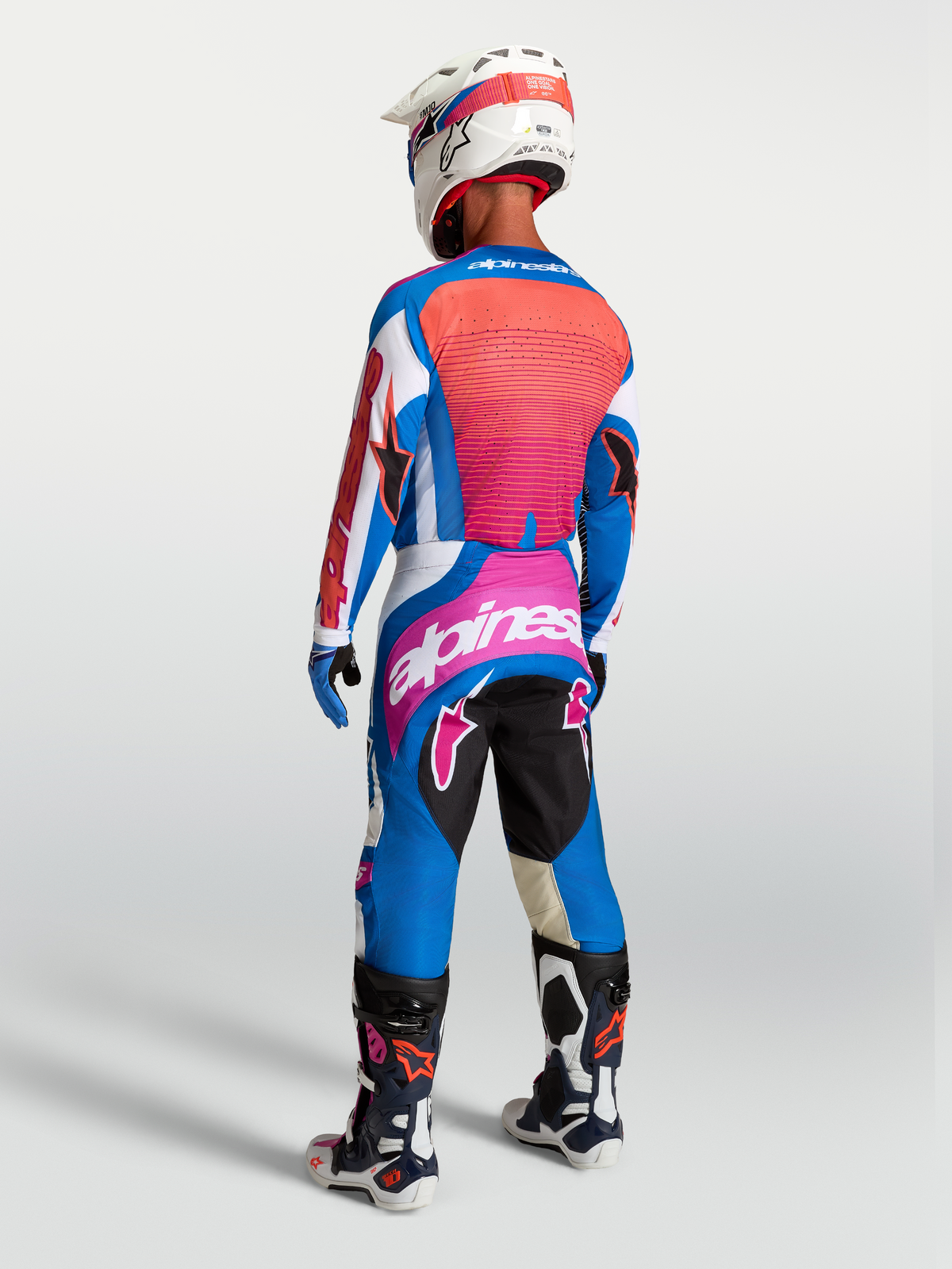 Alpinestars Techstar Maven Hose in Blau und Hot Coral, Motocross-Hose mit Rennpassform, Rückansicht am Model.