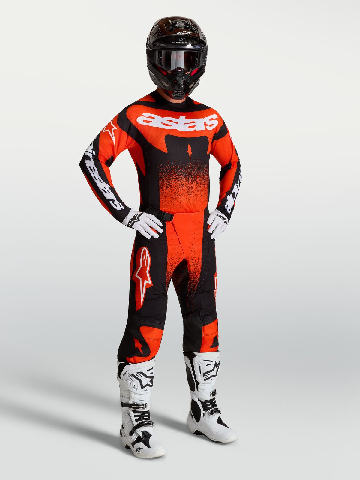 Alpinestars Techstar Swan Motocross-Set für Herren, Rennsport-Kombi in Rot, Schwarz und Weiß, bestehend aus Trikot und Hose.