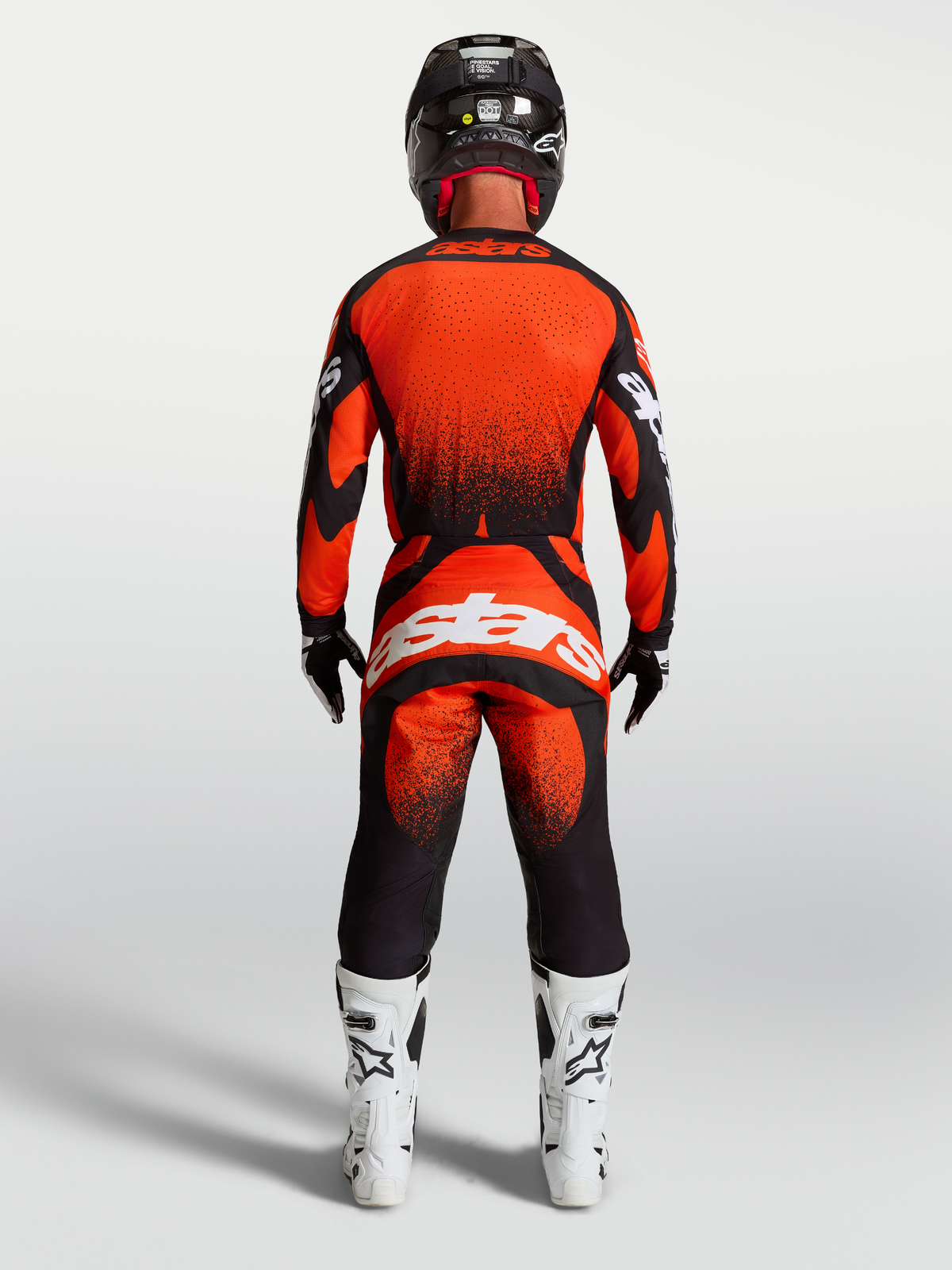 Alpinestars Techstar Swan Hose, Motocross-Hose für Herren, Rot und Schwarz, Rückansicht am Model mit weißen Rennstiefeln, strapazierfähige Offroad-Bekleidung.