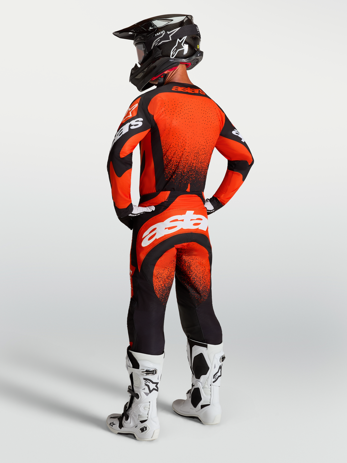 Alpinestars Techstar Swan Hose und Trikot, Motocross-Rennausrüstung in Rot und Schwarz, Rückansicht mit weißem Logo.