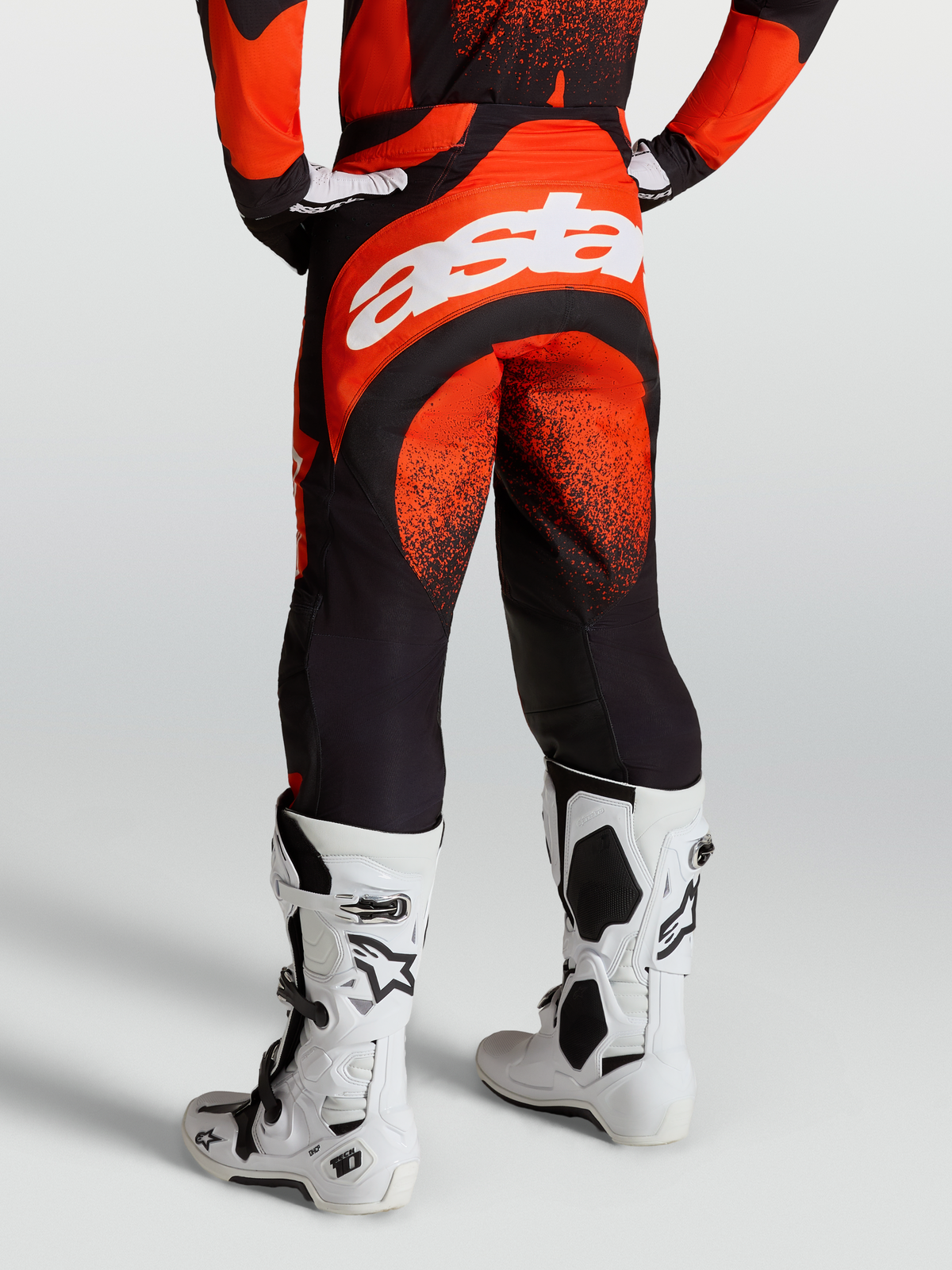 Alpinestars Techstar Swan Hose, Motocross-Rennhose f r Herren, Rot und Schwarz, r ckseitiges Astar-Branding, getragen mit wei en Tech 10 Stiefeln