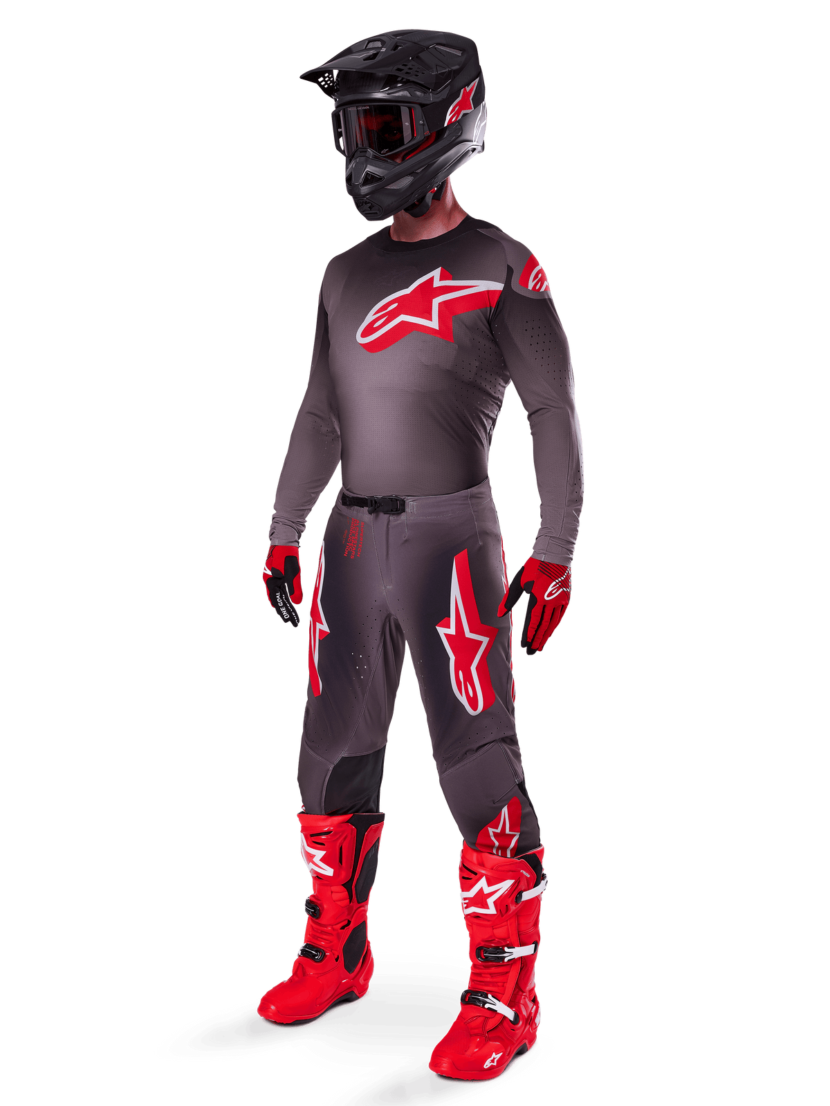 Alpinestars 2025 Supertech Lipan Hose, Motocross-Hose, Smoke Bright Red, dunkelgraue Basis mit großen roten Alpinestars-Logos auf den Oberschenkeln, getragen mit passendem Trikot, schwarzem Helm, rot-schwarzen Handschuhen und leuchtend roten Stiefeln, koordiniertes Pro-Level-Motocross-Outfit