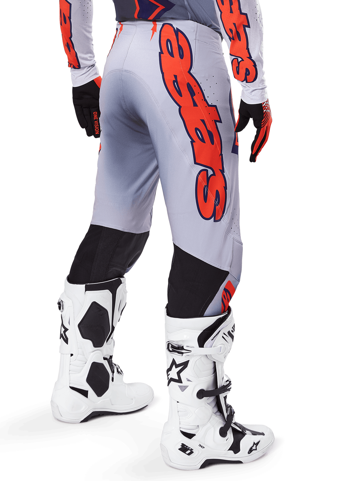 Alpinestars 2025 Supertech Lipan Hose, Motocross-Hose, Grau und Orange Fluo, getragen mit passendem Trikot und weißen Stiefeln, Rückansicht mit großem orangefarbenem Alpinestars Grafik-Branding, schwarze Stretcheinsätze, professionelle Motocross-Rennausrüstung