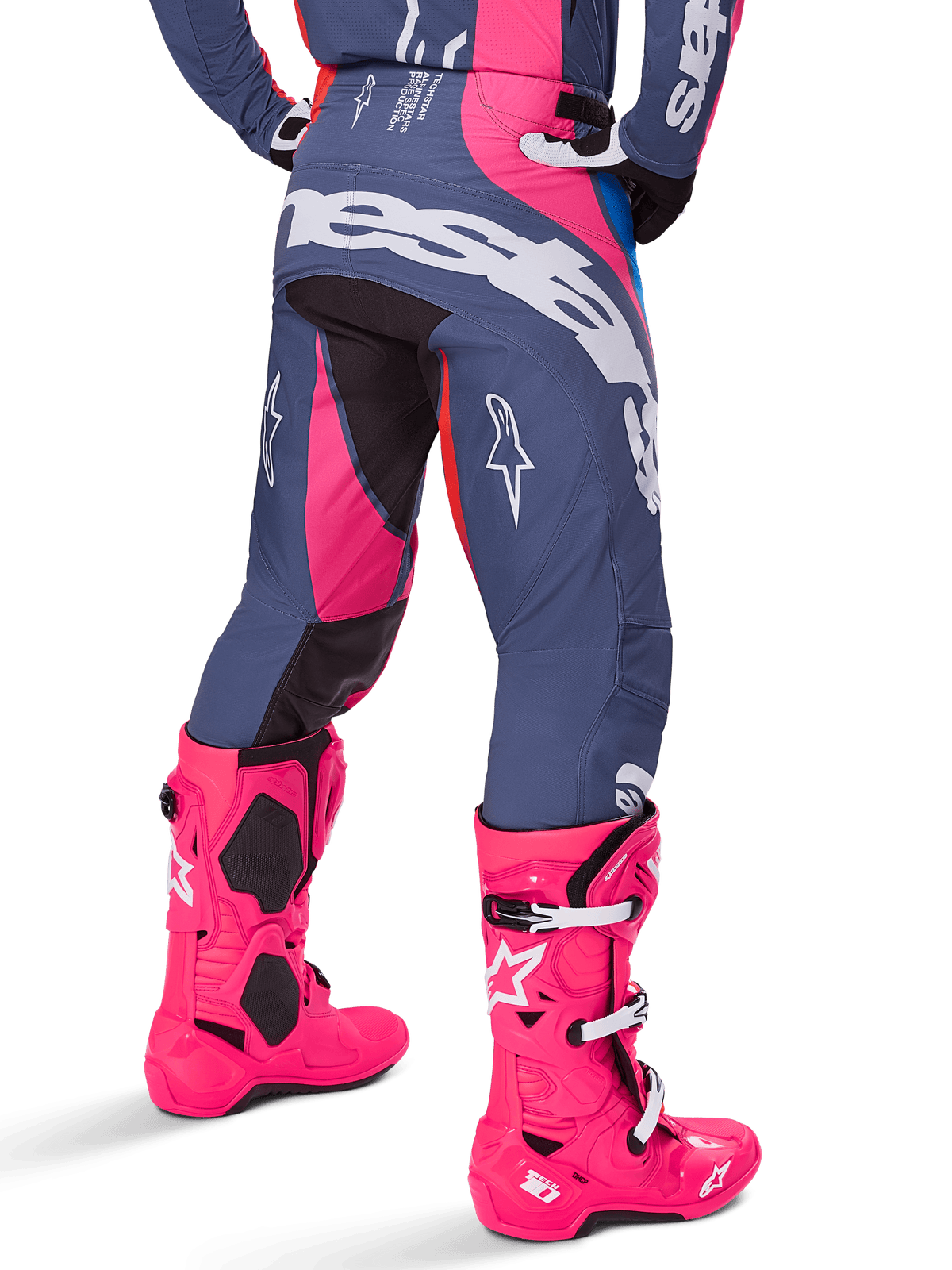 Alpinestars 2025 Techstar Dreem Hose, Motocross-Hose, Grau und leuchtendes Pink, getragen mit passenden pinkfarbenen Stiefeln, mit großem weißem Alpinestars-Branding am Gesäß und Stern-Logos an den Beinen, strapazierfähige athletische Passform für Offroad-Performance