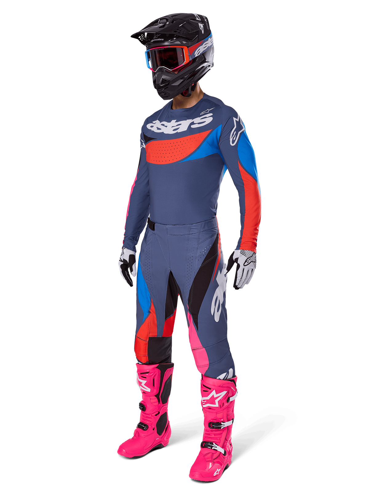 Alpinestars 2025 Techstar Dreem Hose, Motocross-Hose, Grau Multicolor mit blauen, roten und pinkfarbenen Akzenten, getragen mit passendem Trikot und leuchtend pinkfarbenen Stiefeln, mit schwarzem Helm und weißen Handschuhen, komplette Ausrüstung für Offroad-Rennsport