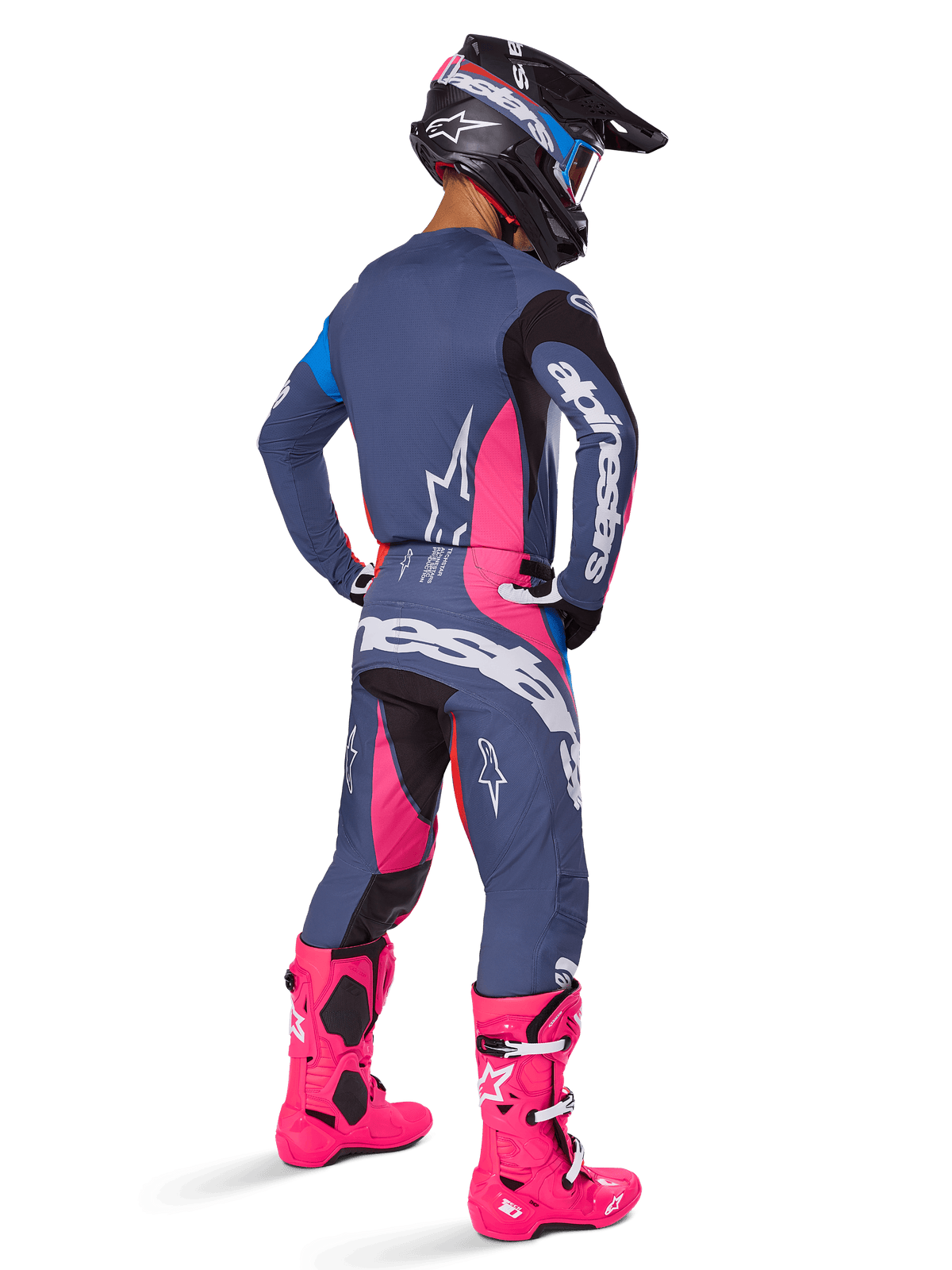Alpinestars 2025 Techstar Dreem Hose, Motocross-Fahrer von hinten, graublaues und magentafarbenes Design mit schwarzen Akzenten, getragen mit passendem Trikot und leuchtend pinken Stiefeln, athletische Rennpassform für Offroad-Performance.