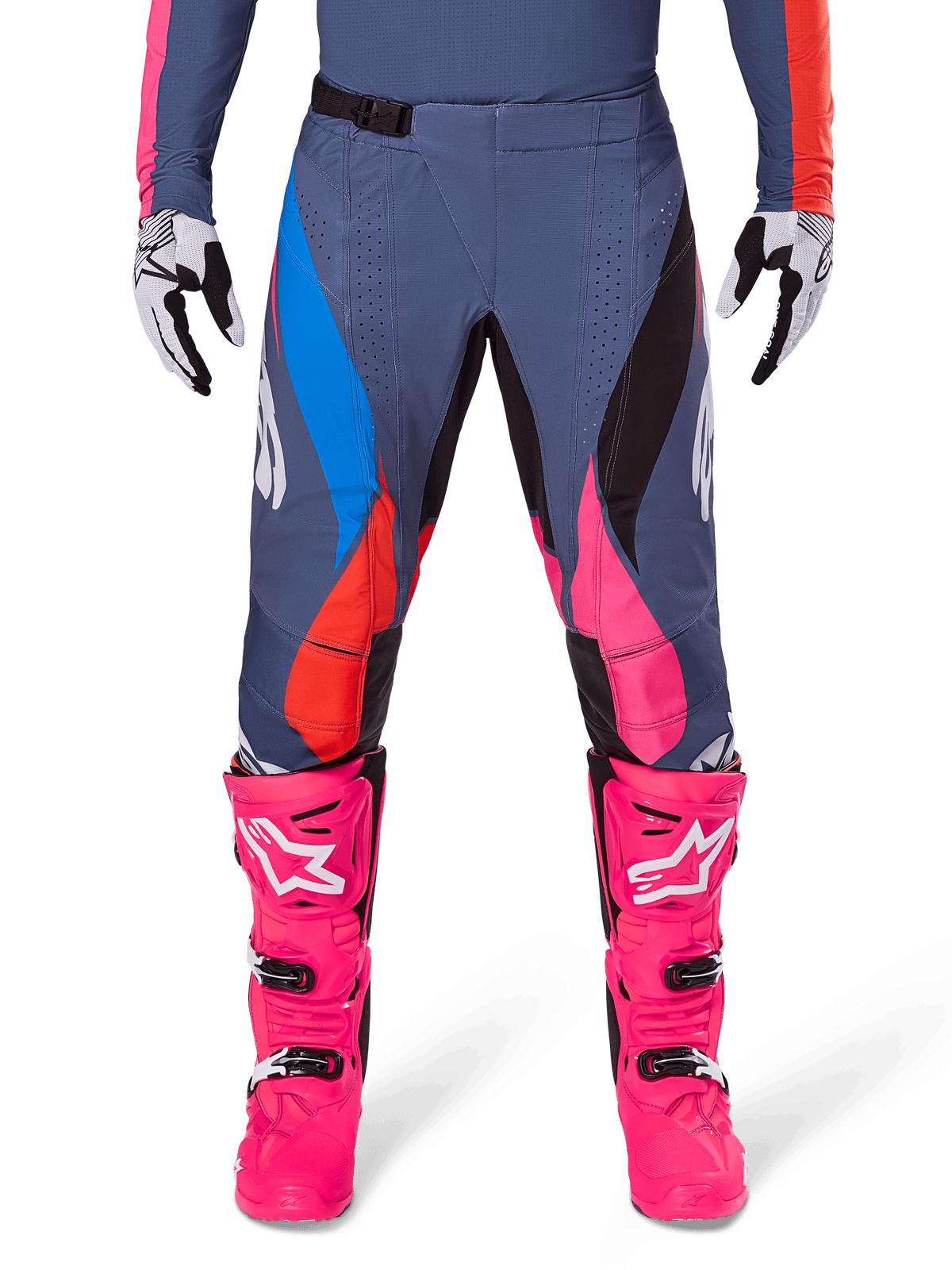 Alpinestars 2025 Techstar Dreem Hose, Motocross-Hose, Grau Mehrfarbig mit pinken, blauen und orangefarbenen Akzenten, getragen mit leuchtend pinken Motocross-Stiefeln und passendem Trikot, athletische Race-Passform mit lasergeschnittenen Belüftungslöchern