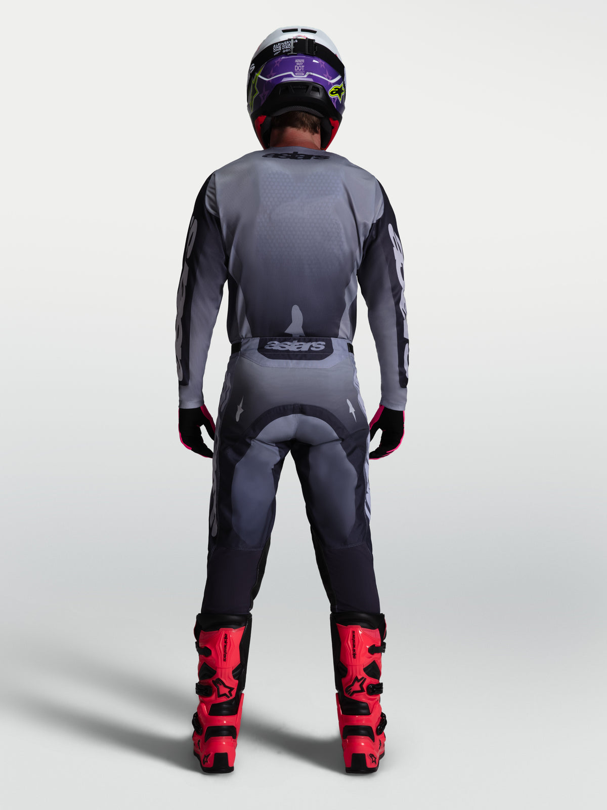 Alpinestars Racer Amber Hose, Motocross-Set für Herren, Rückansicht in Grau und Helllila mit roten Stiefeln, sportliche Rennpassform für Offroad-Fahrten.