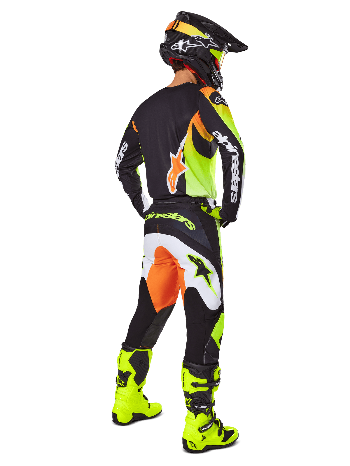 Motocross-Fahrer in der Rückansicht im Alpinestars 2025 Fluid Wurx Gear Set, schwarzes Trikot mit gelben und orangefarbenen Akzenten, passende schwarze Hose mit weißen und orangefarbenen Einsätzen, leuchtend gelbe Stiefel und schwarzer Helm, komplette Offroad-Rennausrüstung