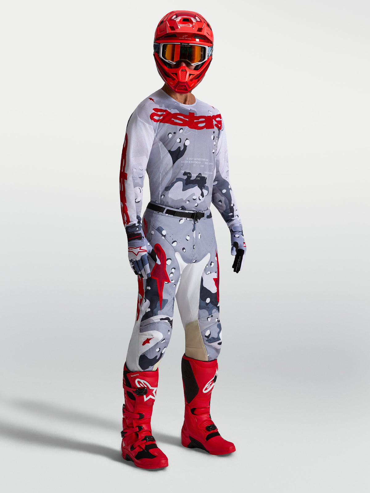 Alpinestars Racer Air Lone Hose und Trikot, Motocross-Outfit für Herren in Grau-Camo und Rot mit passenden roten Stiefeln.