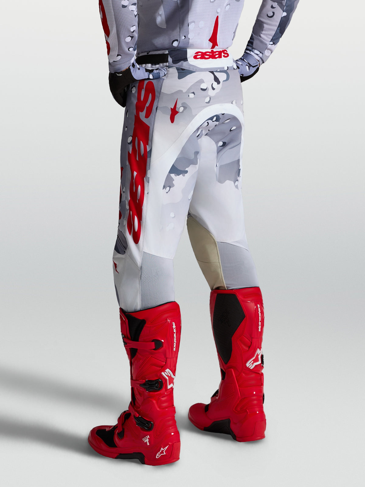Alpinestars Racer Air Lone Hose, Motocrosshose in Grau Camo und Weiß mit roten Akzenten, Rückansicht am Model.