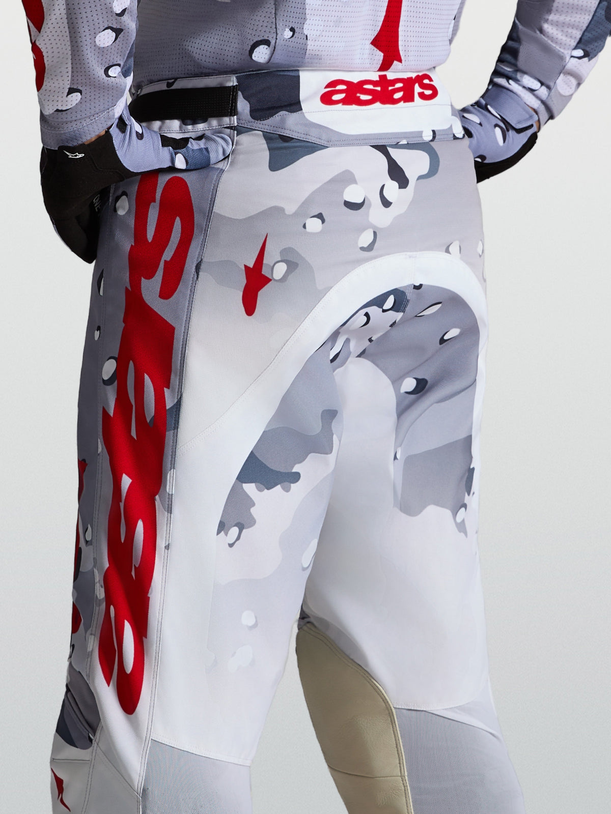 Alpinestars Racer Air Lone Hose, Motocross-Hose in Grau und Rot, Camo-Muster, perforiertes Gewebe, Rückansicht am Model.