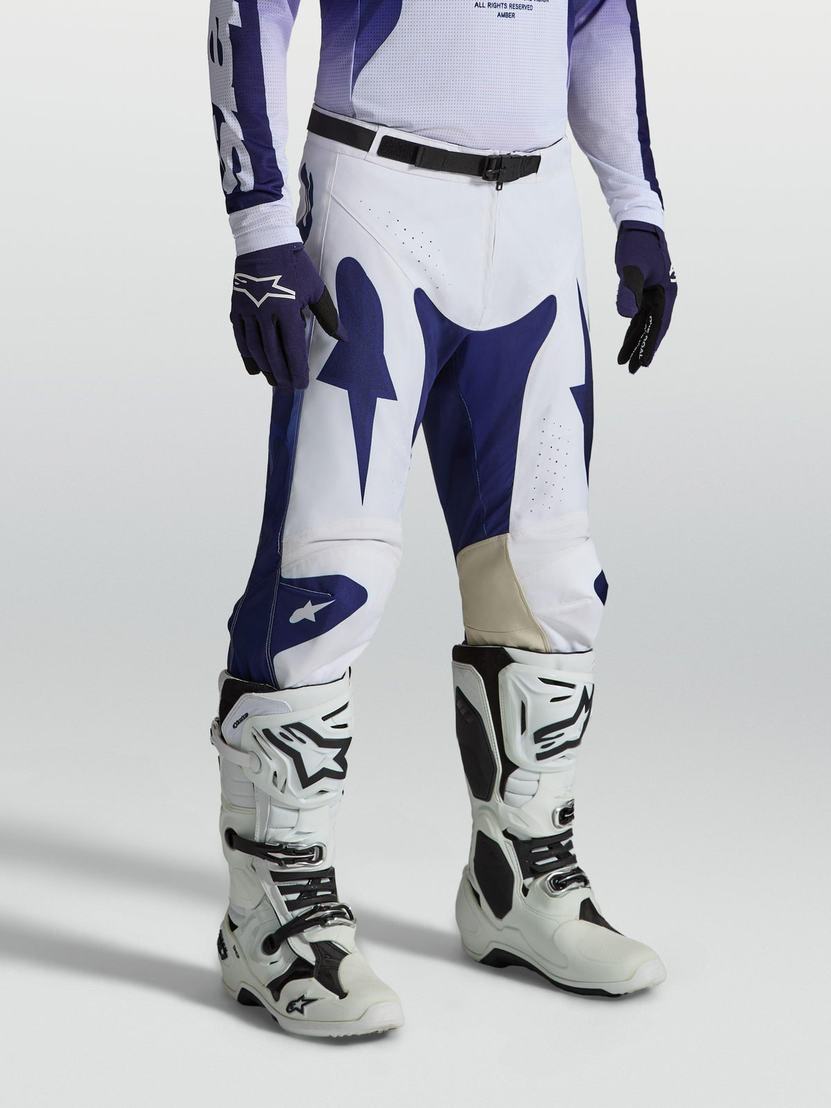 Alpinestars Racer Air Amber Hose, Motocrosshose für Herren, Weiß und Blau, perforiertes Polygewebe, vorgeformte Rennpassform