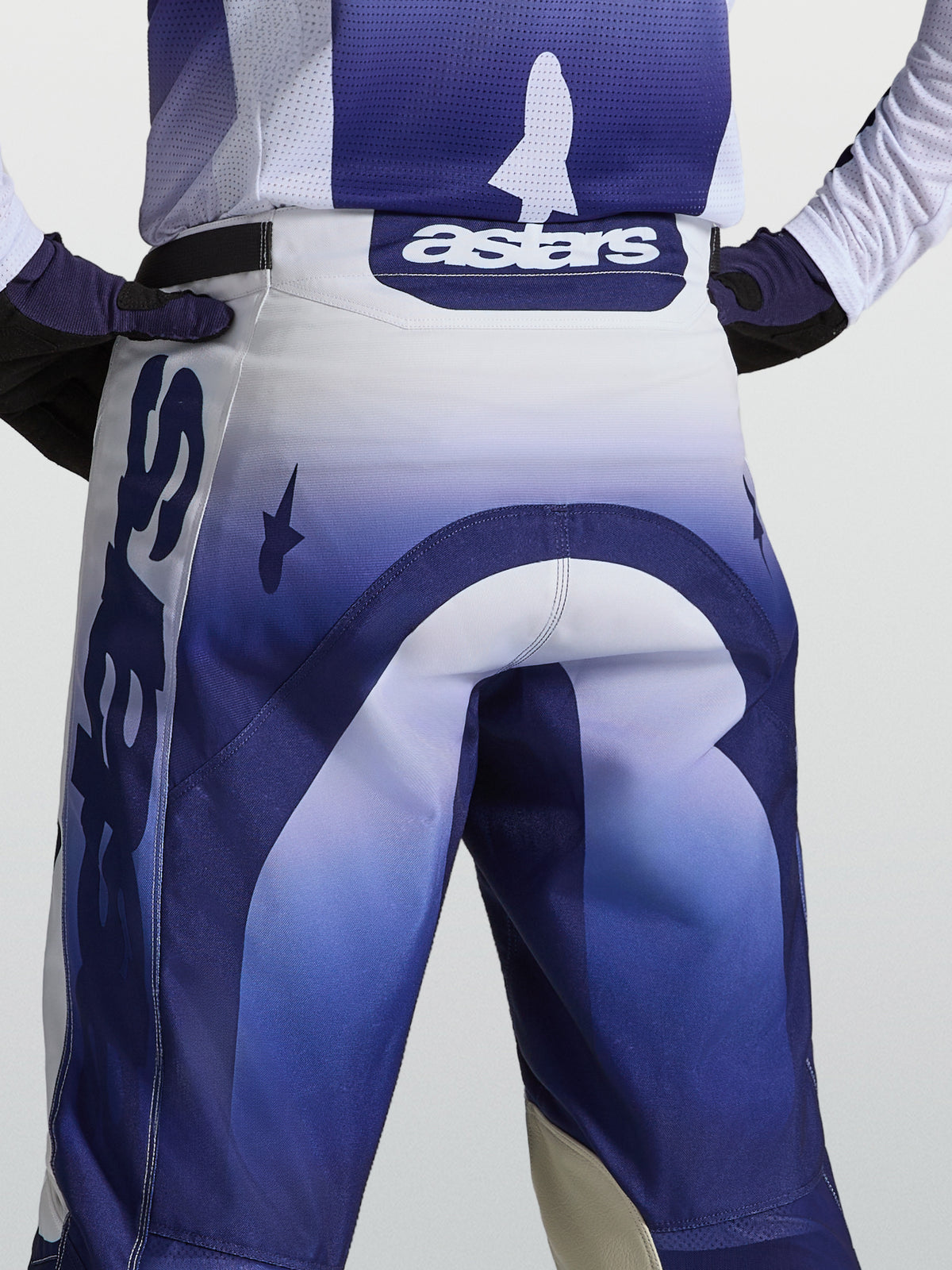 Alpinestars Racer Air Amber Hose, Motocross-Hose in Blau und Weiß, Rückansicht mit Astars-Logo am Bund.