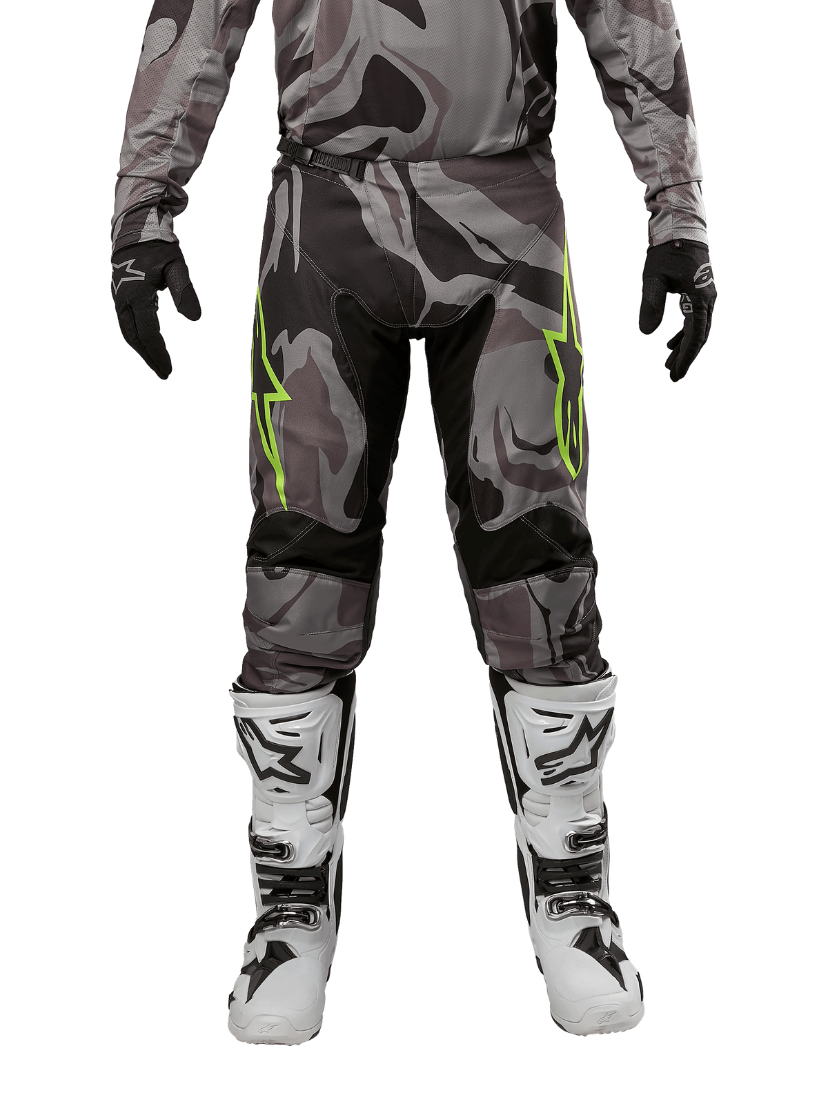 Alpinestars 2024 Racer Tactical Hose, Motocross-Hose, Cast Gray Camo Magnet, getragen mit passendem Camo-Trikot, schwarzen Handschuhen und weiß-schwarzen Stiefeln, mit neongrünen Stern-Logos auf den Oberschenkeln und schwarzen Stretch-Paneelen, Vorderansicht der Offroad-Fahrausrüstung