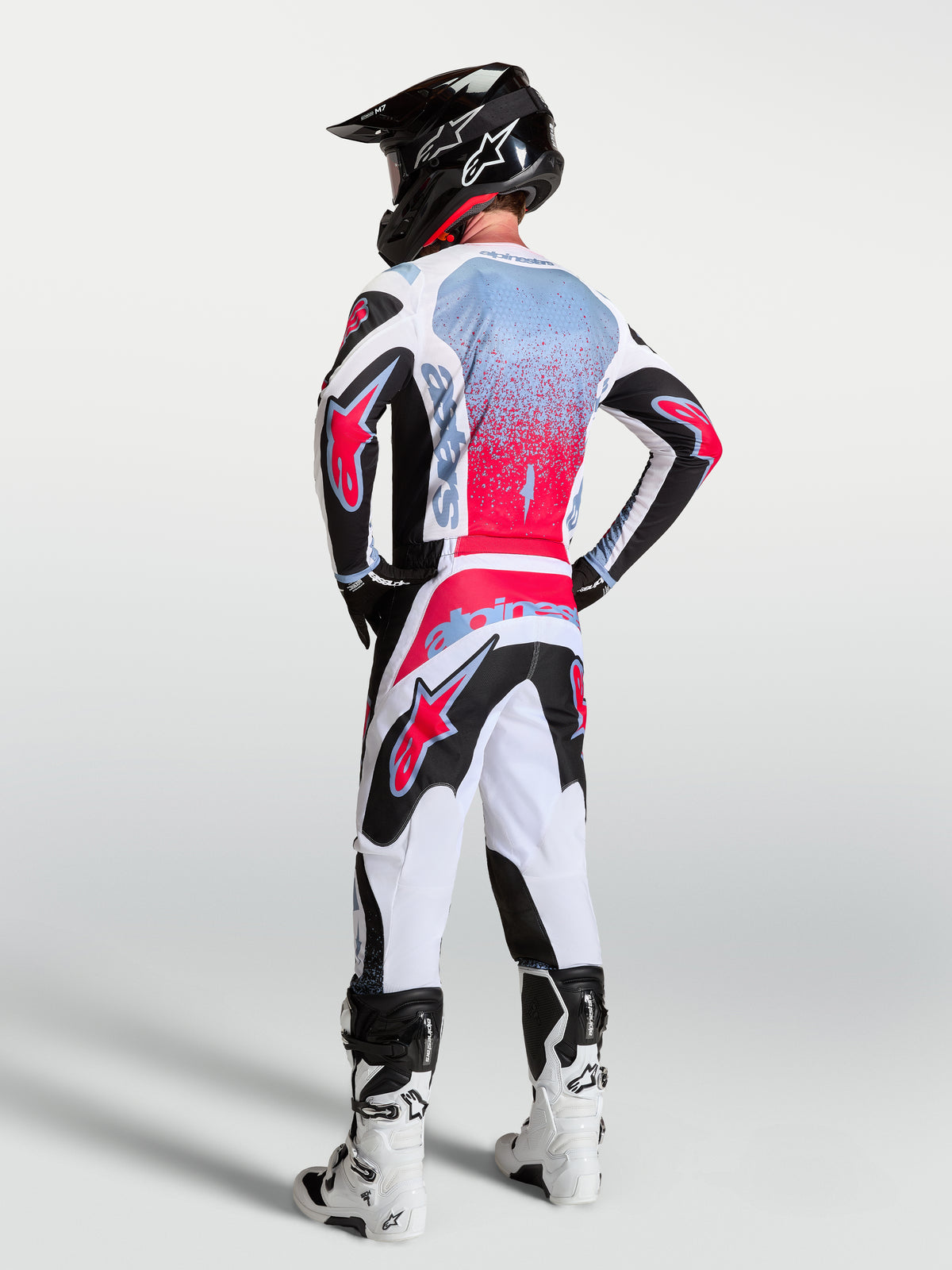 Alpinestars Fluid Drag Hose, Motocross-Hose für Herren, Weiß und Schwarz mit roten Akzenten, Rückansicht am Model.