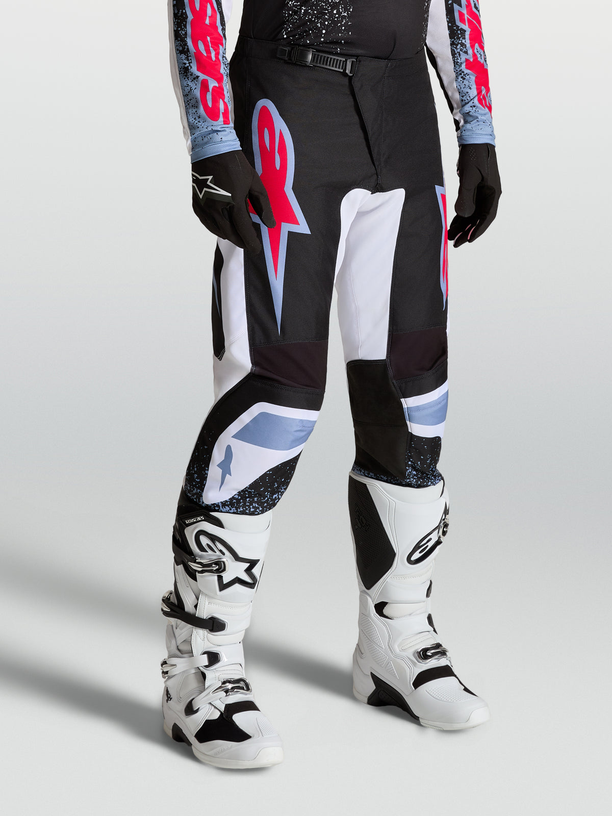 Alpinestars Fluid Drag Hose für Herren, Motocross-Rennsport-Hose in Schwarz und Weiß mit roten und blauen Akzenten.