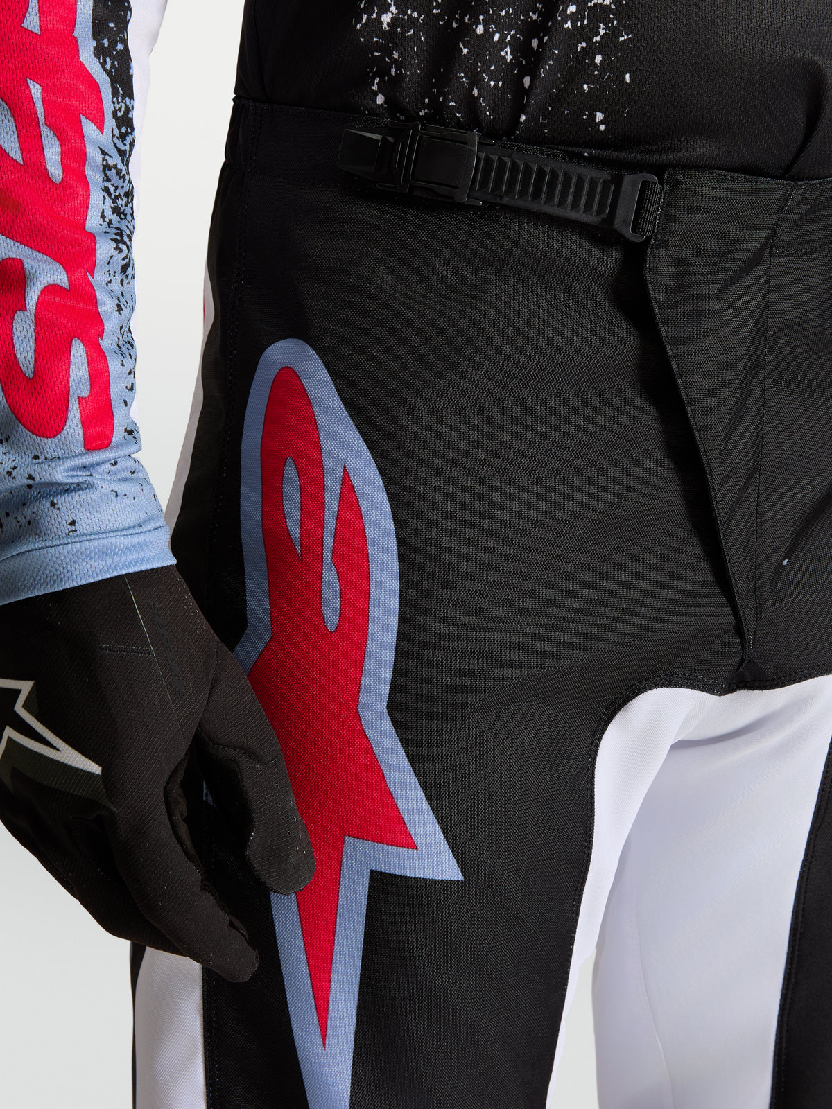 Alpinestars Fluid Drag Hose, schwarz-rote Motocrosshose für Herren mit Ratschenverschluss und großem Grafik-Logo.
