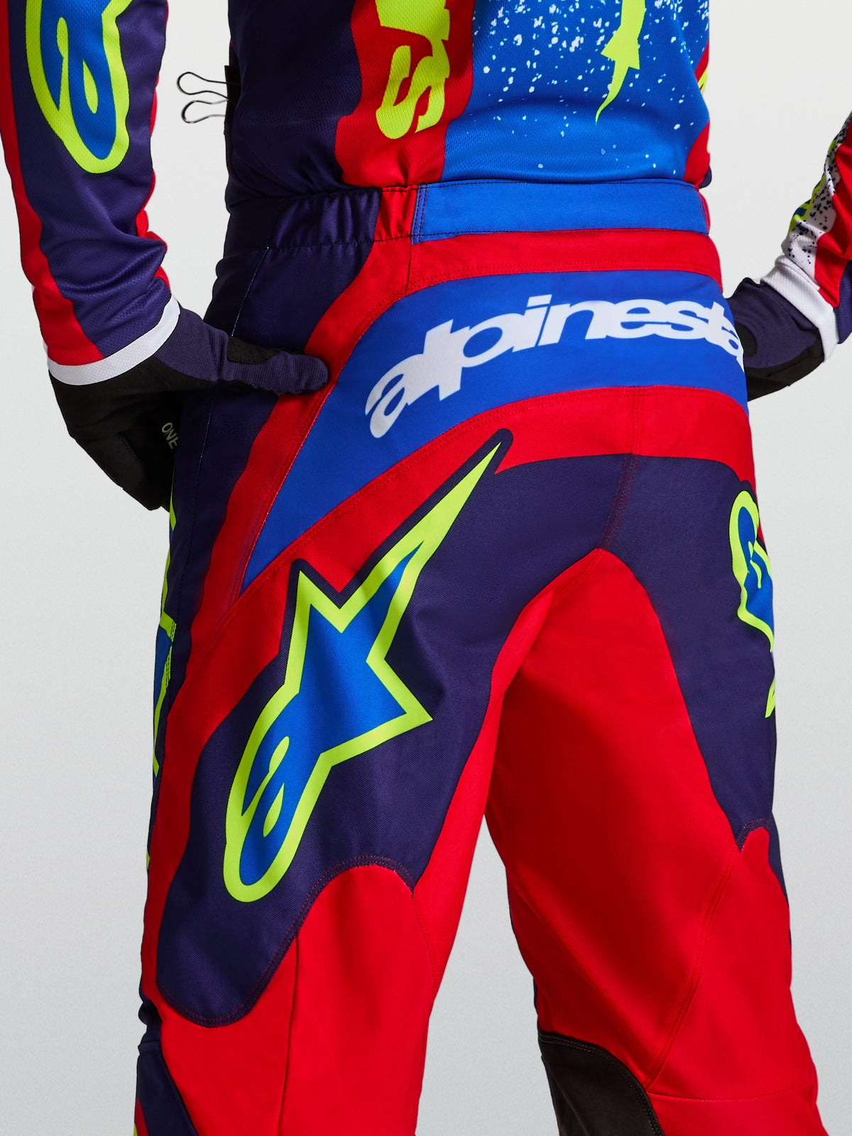 Alpinestars Fluid Drag Hose, Motocross-Hose, Blau und Rot, Rückansicht mit Stern-Grafik und weißem Branding, sportliche Passform für MX und Offroad-Fahrten