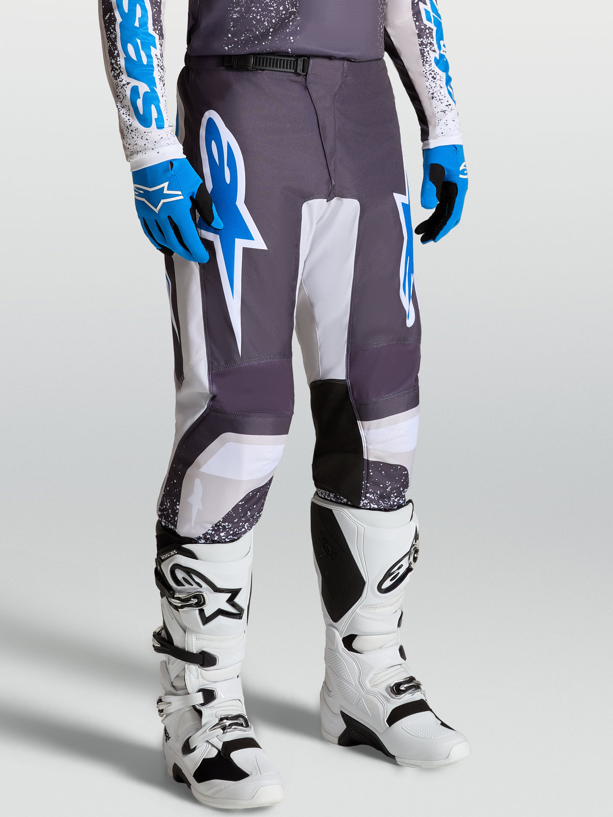 Alpinestars Fluid Drag Hosen, Motocross-Hosen für Herren, Grau, Helllila und UCLA-Blau, ergonomische sportliche Passform.