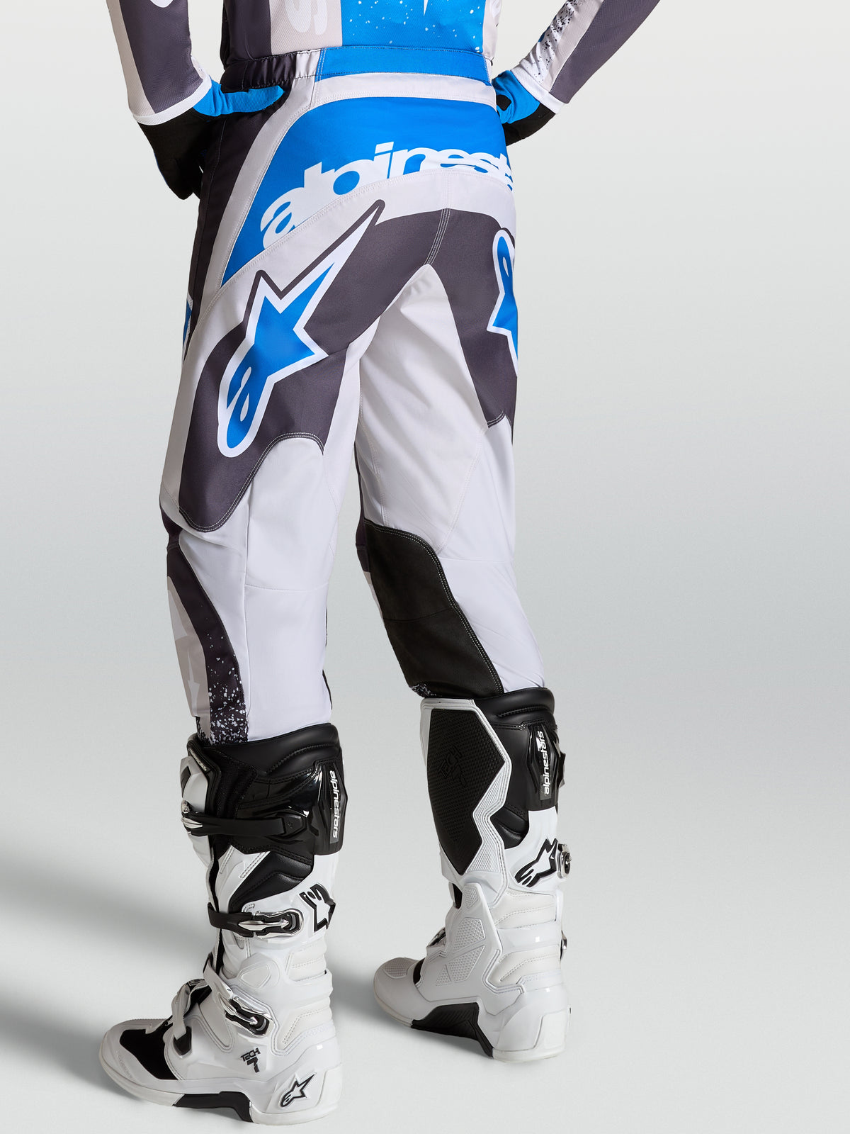 Alpinestars Fluid Drag Hosen, Motocross-Hosen für Herren, Grau und Blau, Rückansicht mit ergonomischer 3D-Musterkonstruktion.