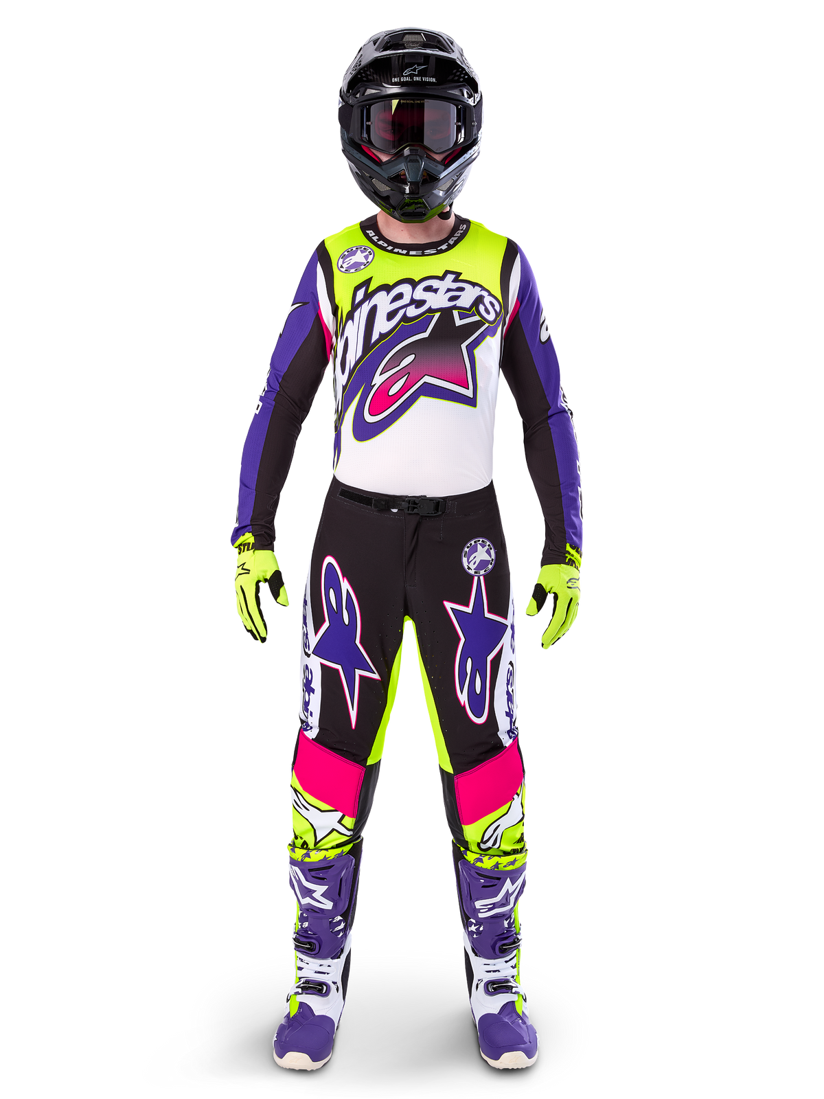 Motocross-Fahrer in kompletter Rennausrüstung, Limited Edition Supertech Dirt Studios Trikot und Hose in Weiß, Lila und Neongelb, schwarzer Helm mit Goggles, lila und weiße Stiefel, farblich abgestimmtes, lebendiges Outfit für Offroad-Motocross-Rennen