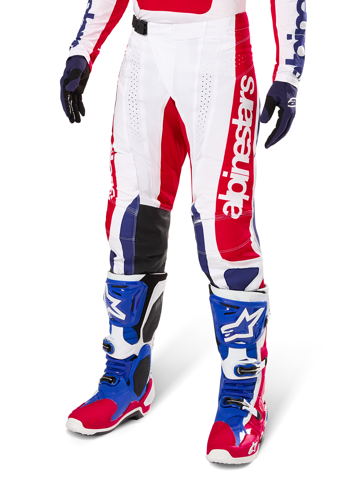 Alpinestars Limited Edition Techstar Fortitude Hose, Motocross-Hose, Hellrot, Weiß und Blau, getragen mit passenden Offroad-Stiefeln und Handschuhen, mit vertikalem Branding am Bein, atmungsaktiven perforierten Einsätzen und schwarzen verstärkten Kniepartien, athletisches Race-Fit-Design