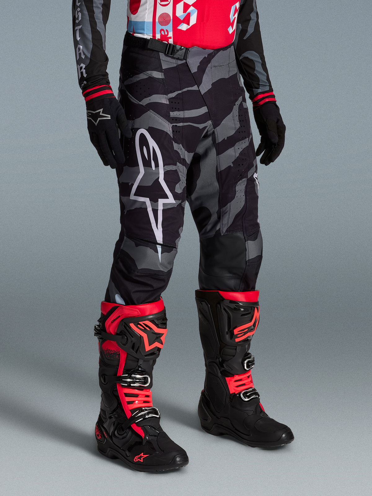 Techstar Beast Coast Hose, schwarz-graue Camo-Motocross-Hose mit weißem Astars-Logo, robuste Offroad-Ausrüstung.