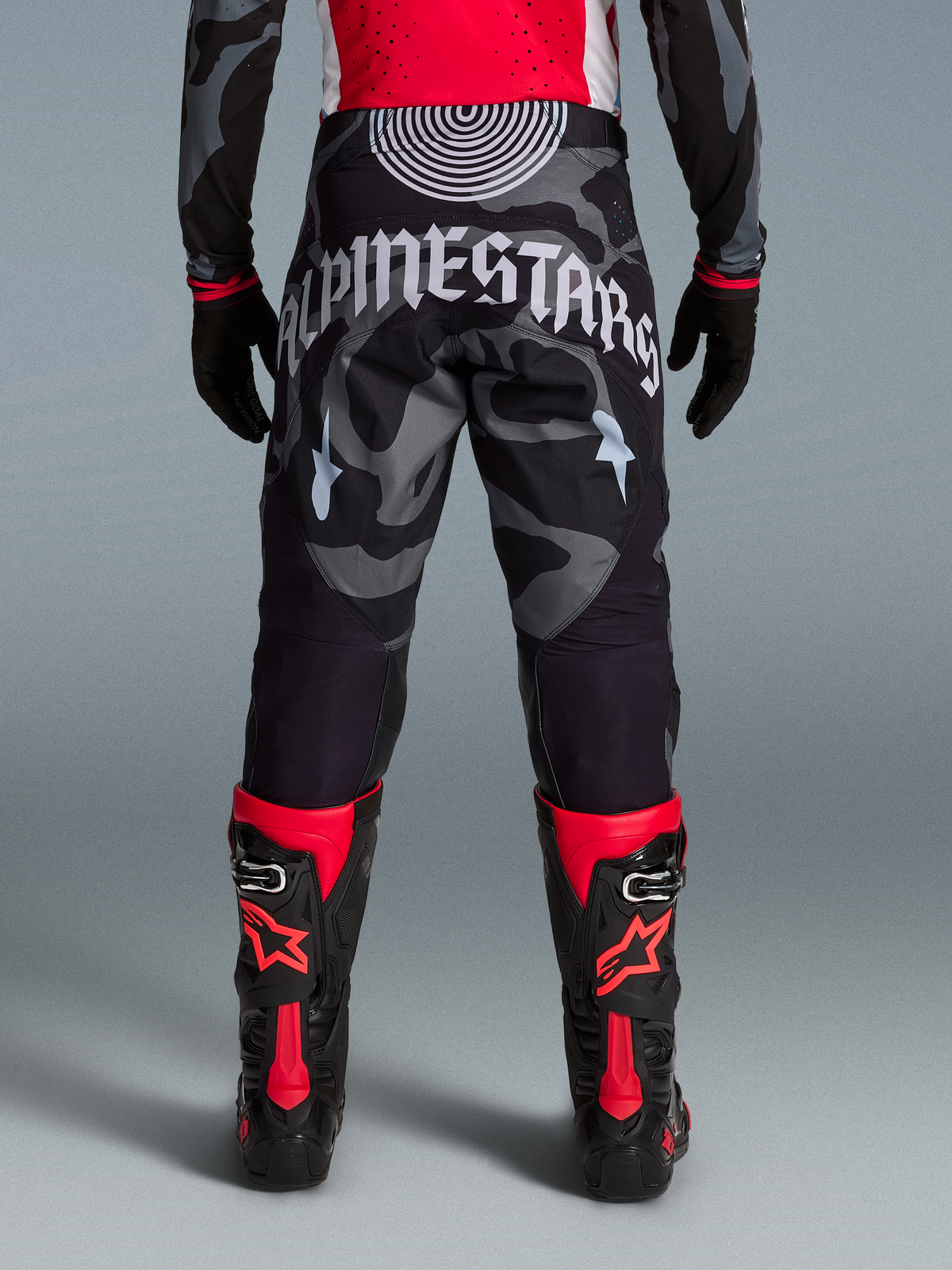 Limited Edition Techstar Beast Coast Hose, graues Camouflage mit weißem Alpinestars-Logo, robuste Motocross-Rennbekleidung.