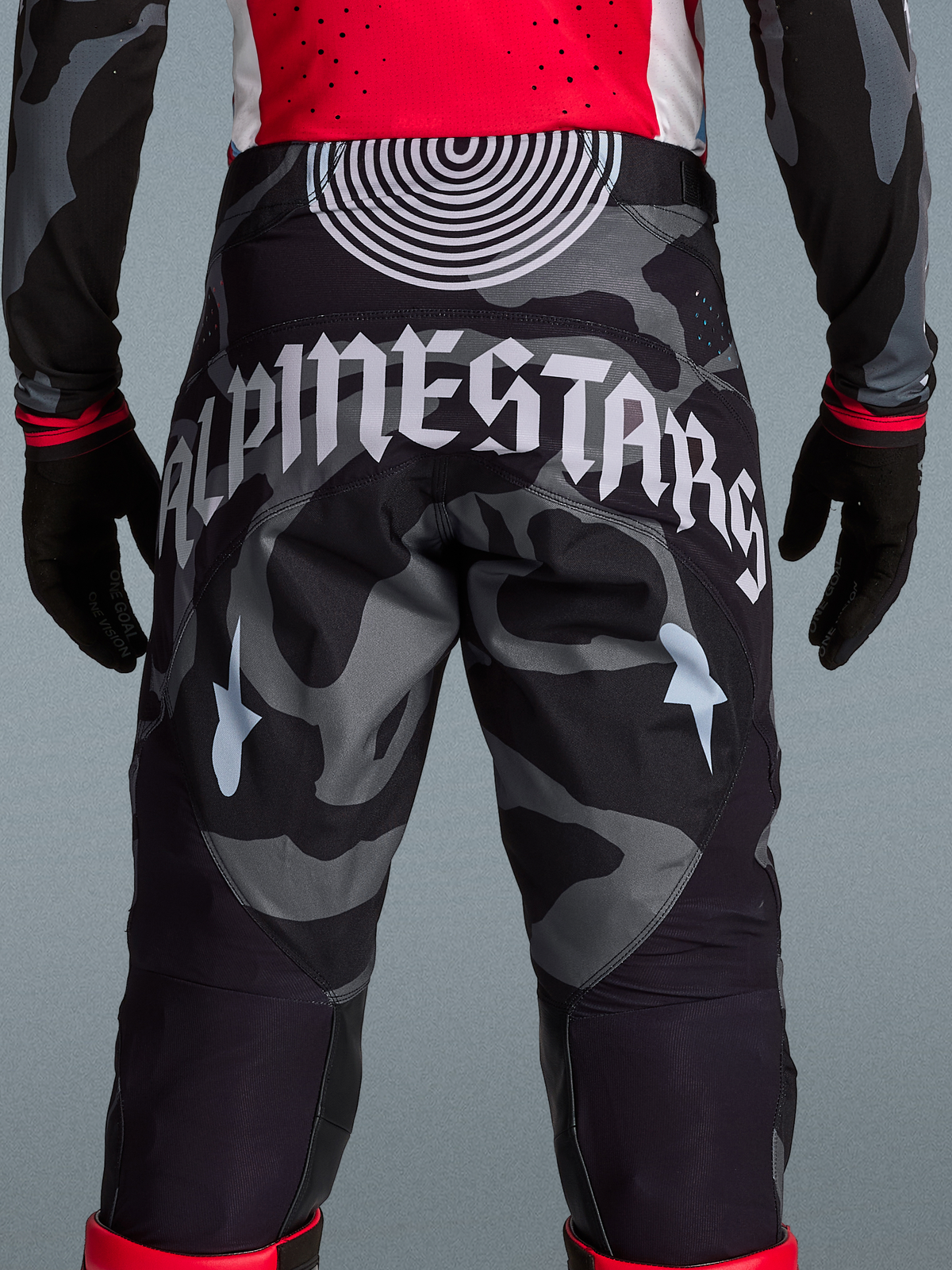Limited Edition Techstar Beast Coast Hose, schwarz-graues Camo-Muster mit weißem Alpinestars-Logo, MX-Rennbekleidung.