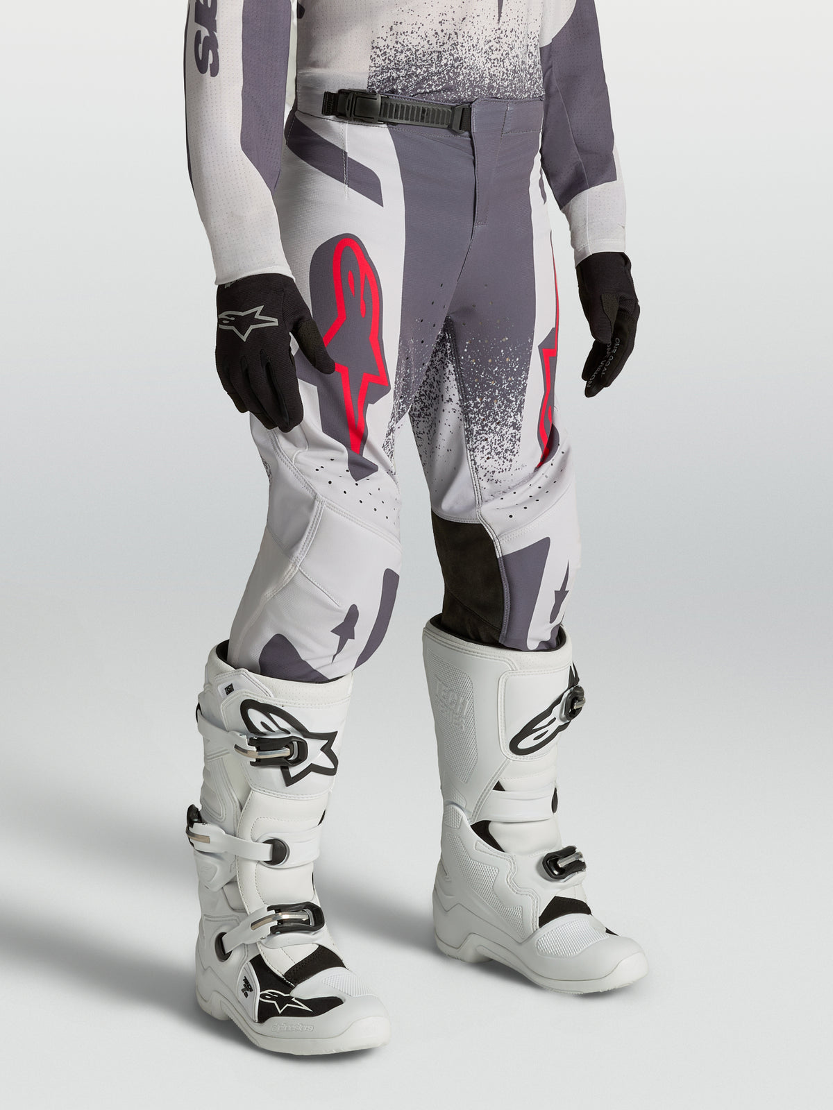 Alpinestars Jugend Supertech Swan Hose, graue Motocross-Rennhose in Helllila und Rot, athletische Passform.