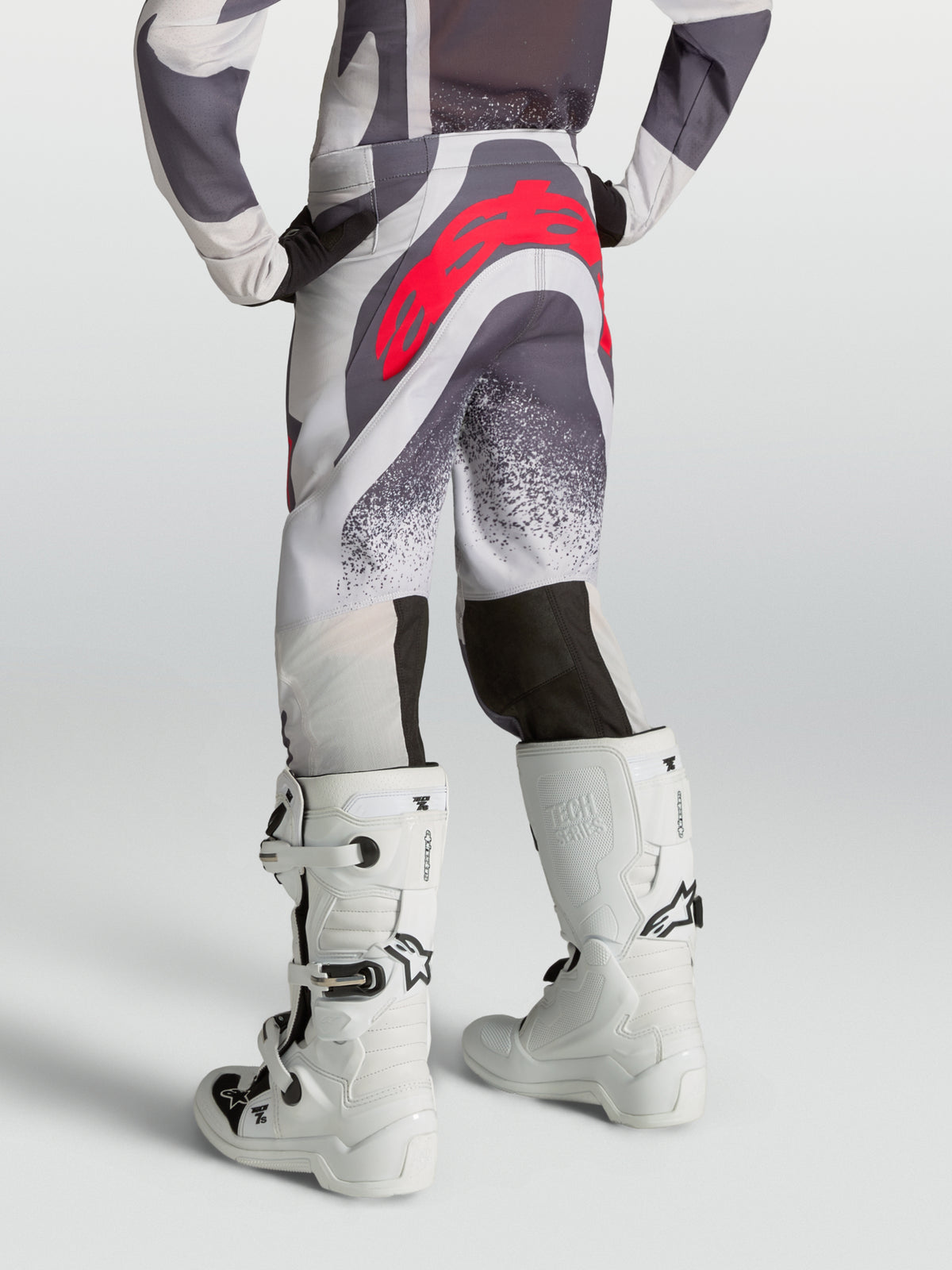 Alpinestars Jugend Supertech Swan Hose, Motocross-Hose in Helllila und Grau mit rotem Logo, Rückansicht am Model.