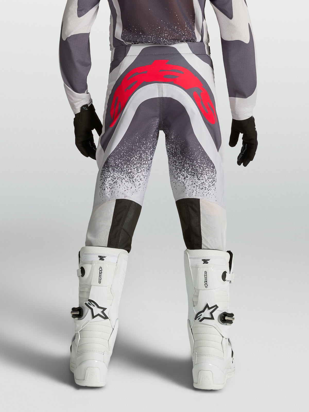Alpinestars Jugend Supertech Swan Hose, Motocross-Hose, Jugend, Grau und Rot, Rückansicht mit athletischer Passform und verstärktem Sitzbereich