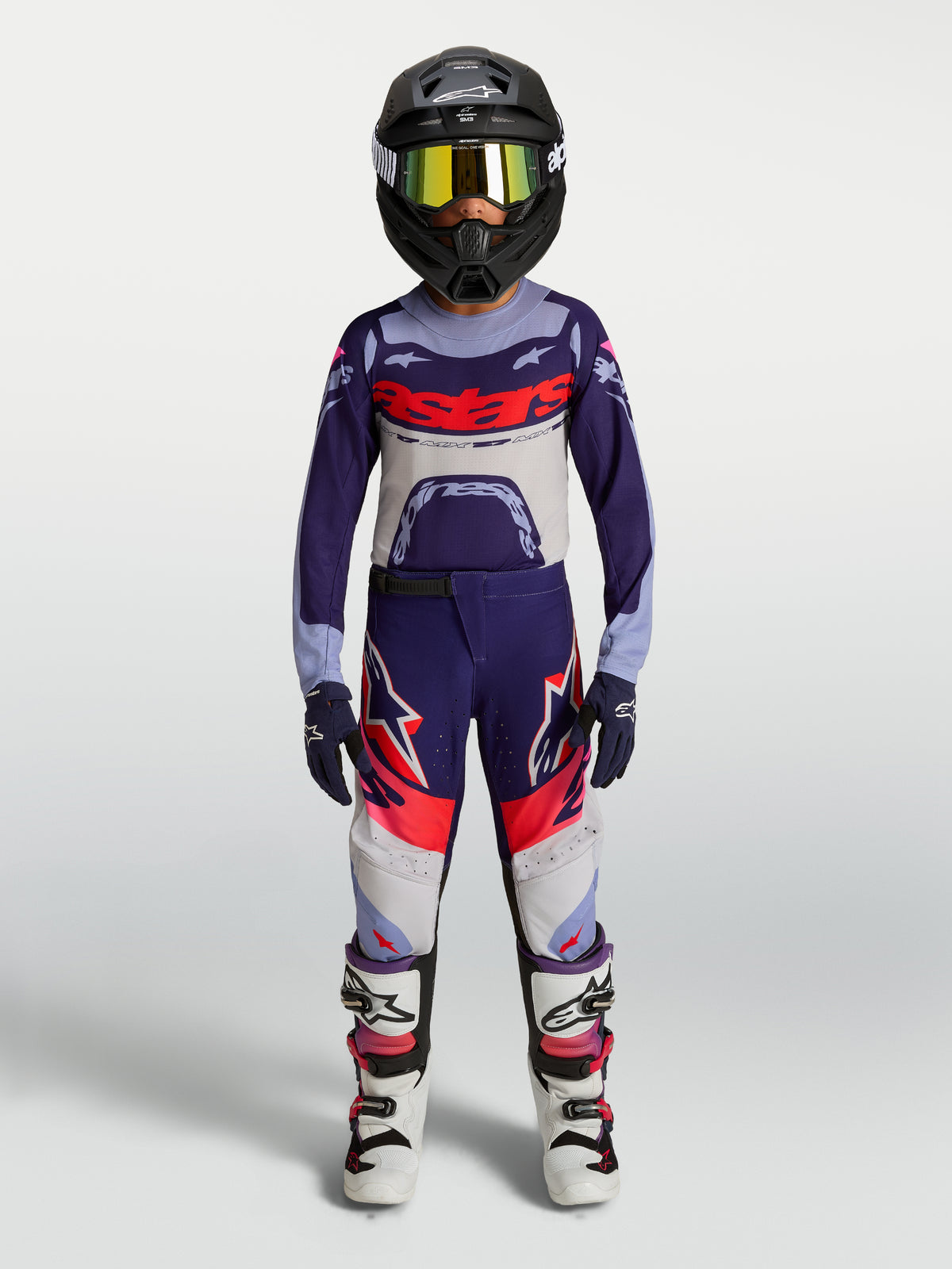 Alpinestars Jugend Supertech Dyna Hosen, Motocross-Hosen in Lila und Pink, Offroad-Rennausrüstung für junge Fahrer am Model.