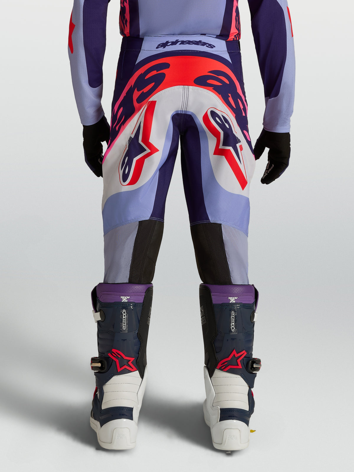 Alpinestars Jugend Supertech Dyna Hosen, lila und pink fluoreszierende Motocross-Hose, Rückansicht am Model.