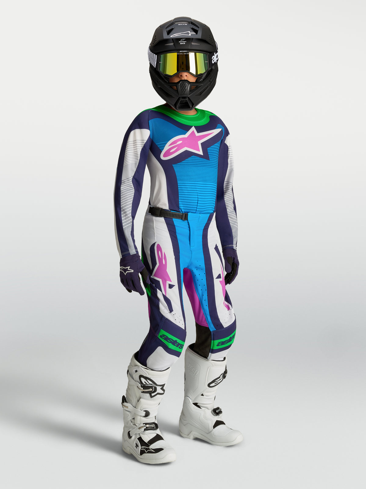 Alpinestars Jugend Supertech Maven Hose, Motocross-Rennsport, Jugend, Blau, Weiß und Grün, athletische Performance-Passform, am Model mit kompletter MX-Ausrüstung.