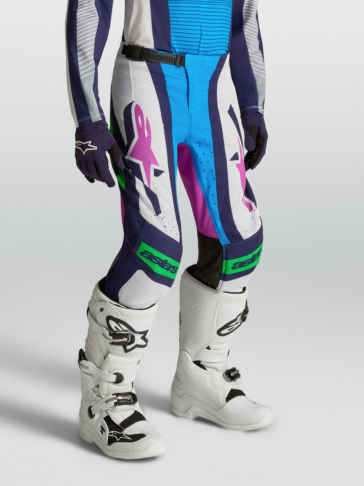 Alpinestars Jugend Supertech Maven Hose, weiße und blaue Motocross-Rennhose mit lila Akzenten und athletischer Passform.