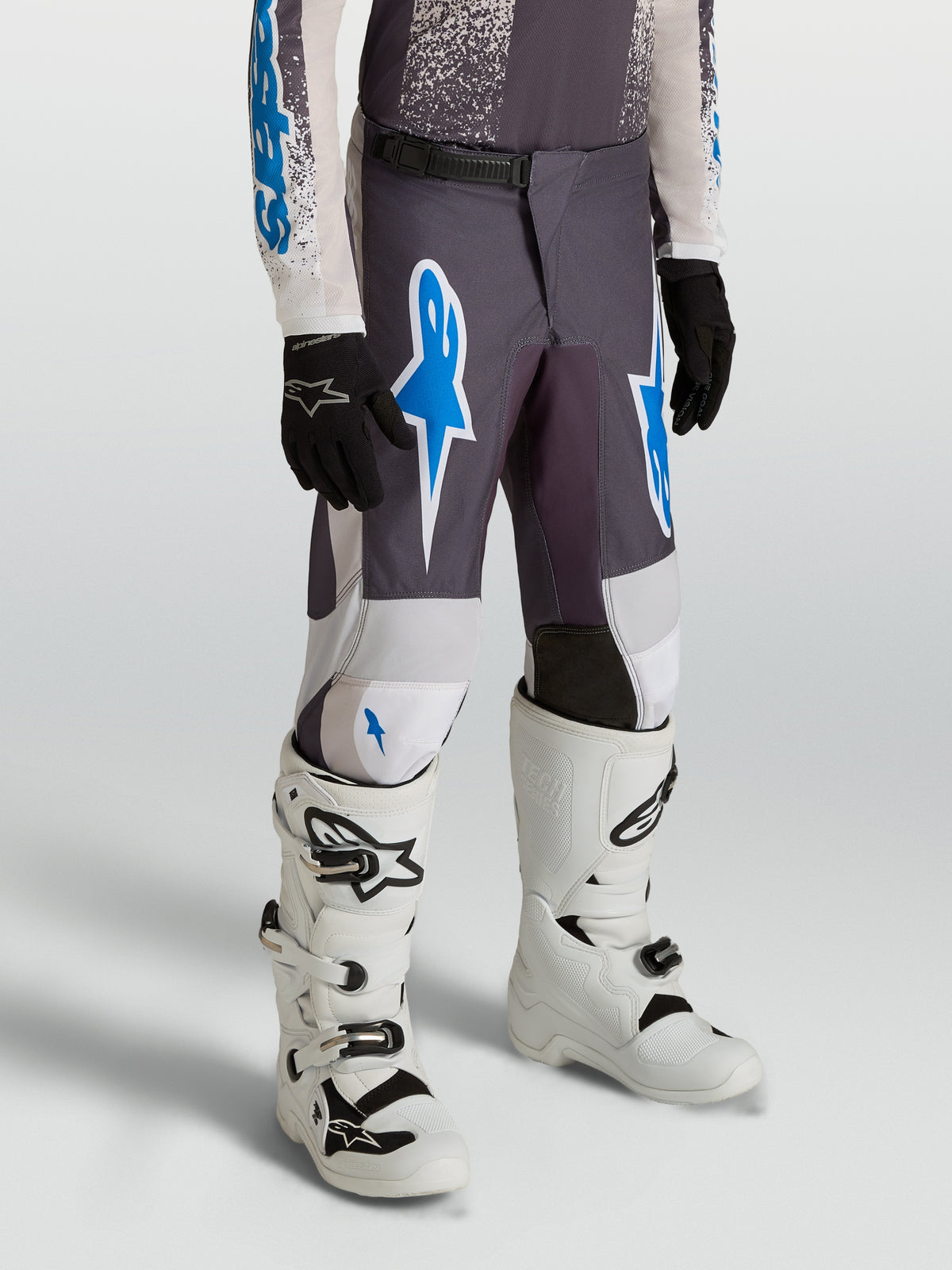 Alpinestars Fluid Drag Jugend-Hose 2027, Motocross-Hose in Grau und Blau aus strapazierfähigem 600D-Polygewebe.