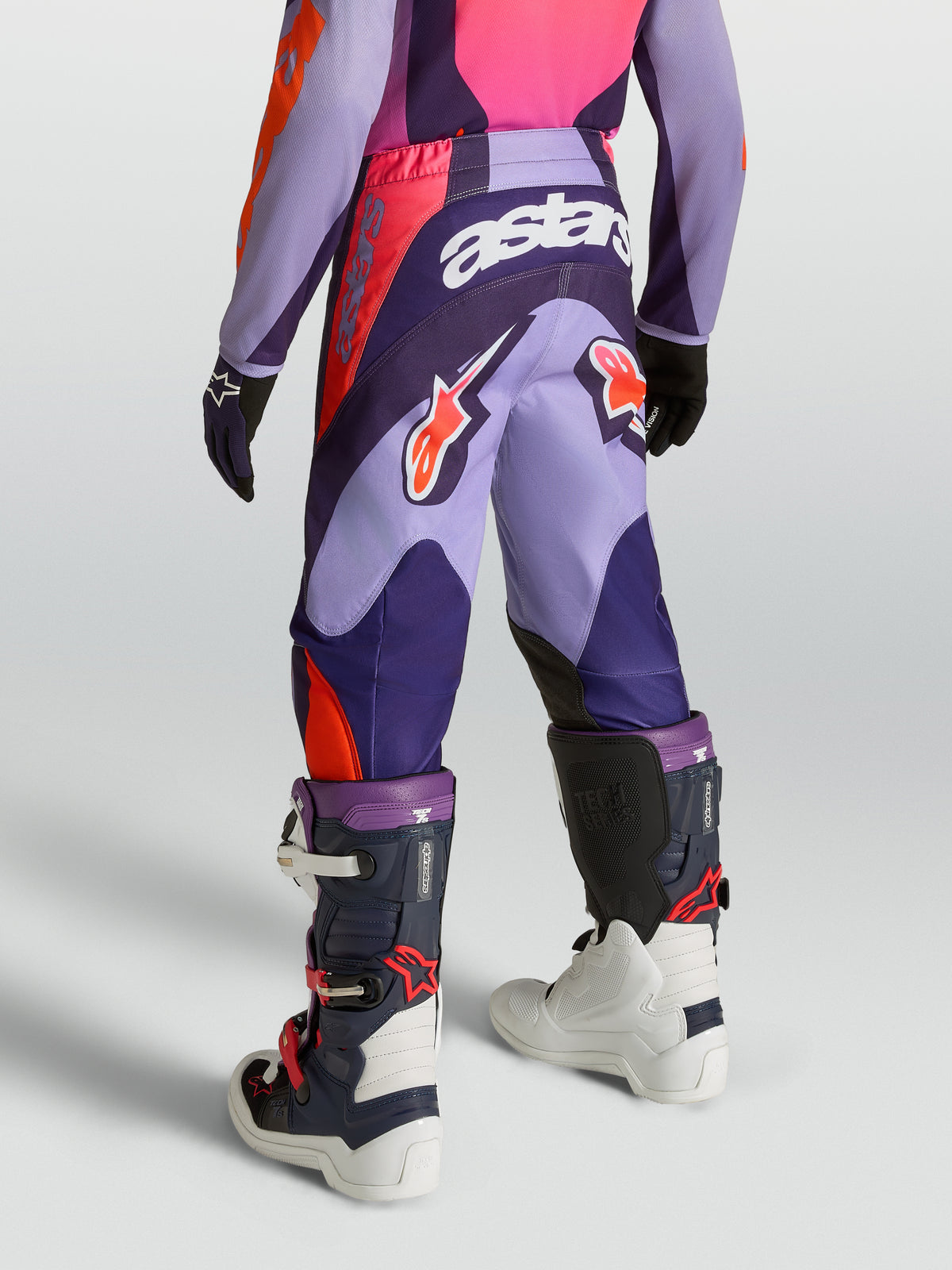 Alpinestars Fluid Hunt Jugend-Hose, Motocross-Hose, Lila und Pink, robustes 600D-Polygewebe, Rückansicht am Model.