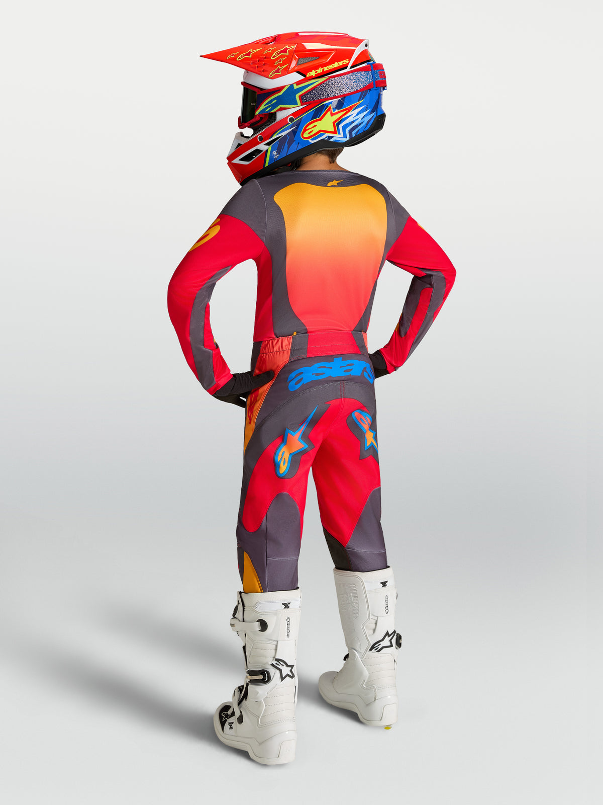 Alpinestars Jugend Fluid Hunt Hose, Motocross-Hose für Offroad-Performance, Rot und Grau, Rückansicht eines jungen Fahrers.