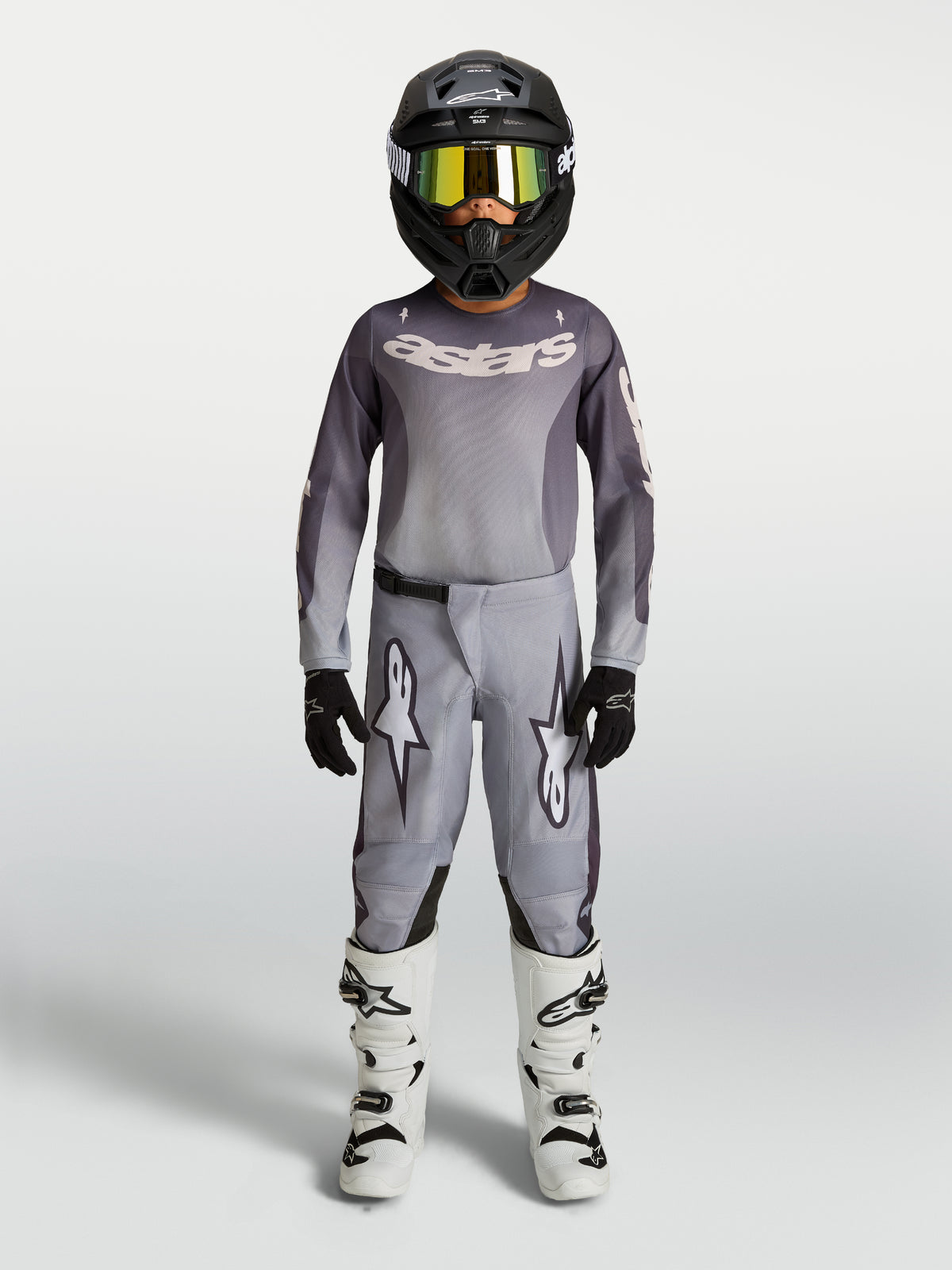 Alpinestars Fluid Jugend-Hose Amber 2027, Motocross-Hose für Kinder, Grau und Sand, strapazierfähiges 600D-Polygewebe, getragen mit passender Offroad-Ausrüstung