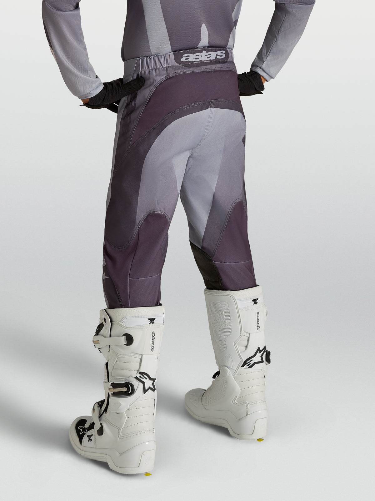 Alpinestars Fluid Jugend-Hose Amber 2027, Motocross-Hose in Grau und Lila, 600D-Polygewebe, Rückansicht am Model.