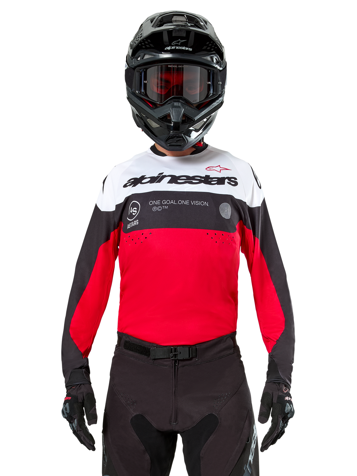 Alpinestars Pro-Dura Jersey, Motocross-Trikot, Schwarz, leuchtendes Rot und Weiß, getragen mit schwarzem Helm und Goggles, sportliches Design mit markantem Alpinestars-Branding und Laserperforationen, Performance-Enduro- und Offroad-Rennausrüstung