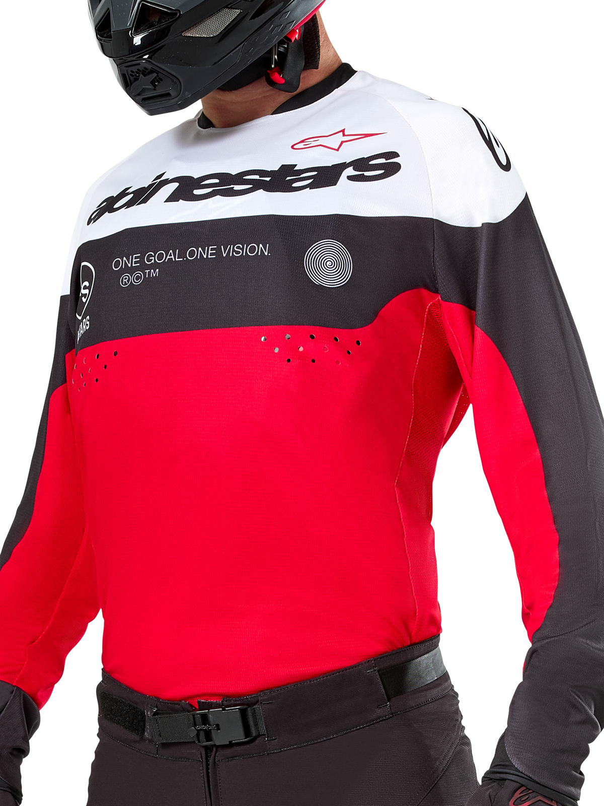 Alpinestars Pro-Dura Jersey, Motocross- und Enduro-Trikot, Schwarz, Leuchtend Rot und Weiß, mit „ONE GOAL. ONE VISION.“ Grafik und Laserperforationen auf der Brust, getragen mit schwarzer Motocross-Hose und Helm.