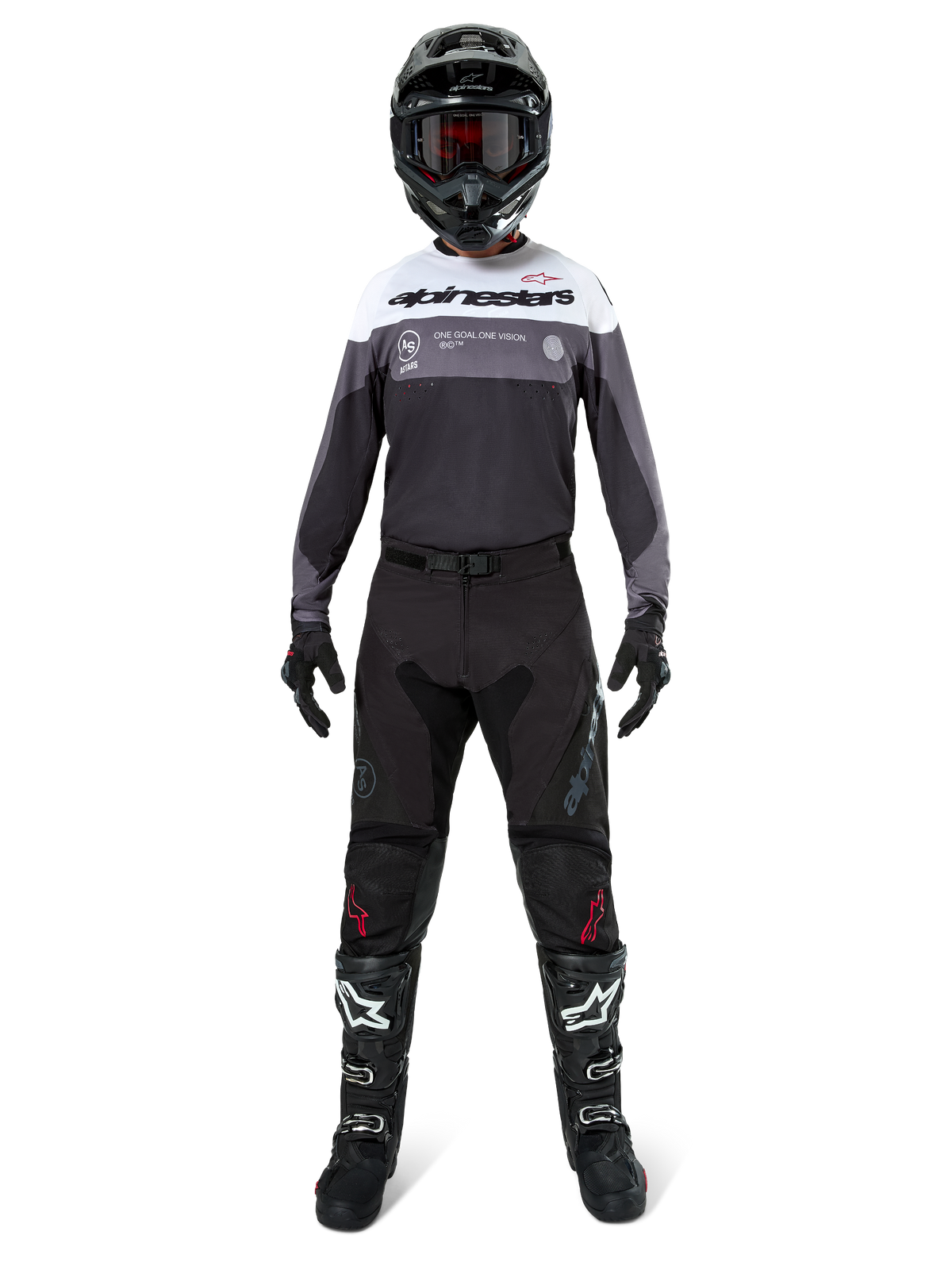 Motocross-Fahrer in kompletter Rennausrüstung, Pro-Dura Trikot in Black Magnet White mit weißem Brustbereich und grauen Akzenten, kombiniert mit schwarzer Hose, schwarzem Helm mit dunkler Brille, weiß-schwarzen Stiefeln und schwarzen Handschuhen, abgestimmtes Outfit für Enduro- und Offroad-Rennsport