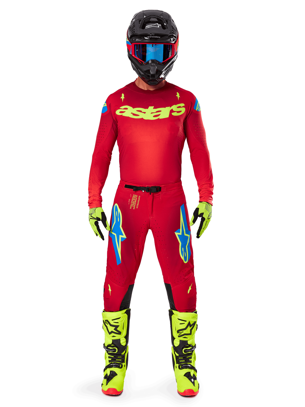 Motocross-Fahrer im kompletten Alpinestars 2025 Supertech Maker Gear Set, hellrotes Trikot mit neongelbem 'astars'-Branding, passende rote Hose mit blauen Akzenten, schwarzer Helm mit blauer Brille, leuchtend neongelbe Stiefel und Handschuhe, farblich abgestimmtes Outfit für den Offroad-Rennsport