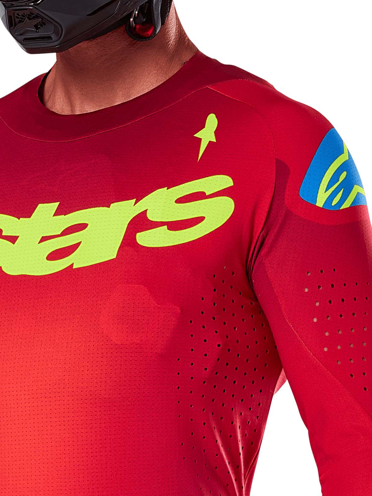 Alpinestars 2025 Supertech Maker Trikot, Motocross-Trikot, Hellrot und Fluogelb, Nahaufnahme mit lasergeschnittenen Perforationen, gelber Alpinestars-Schriftzug auf der Brust, blaues Schulterdetail, atmungsaktives Stretch-Mesh-Gewebe
