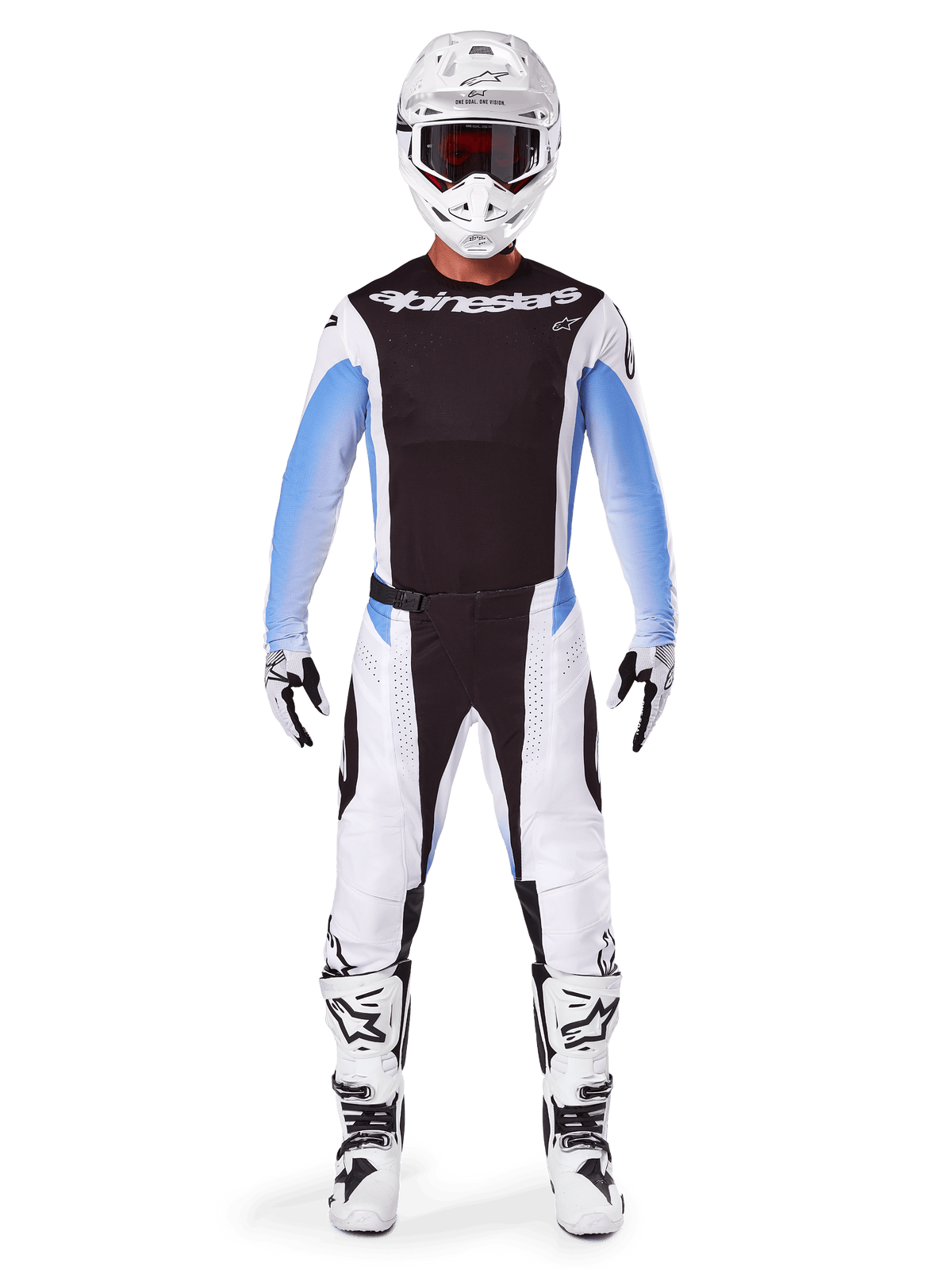 Motocross-Fahrer in kompletter Alpinestars 2025 Techstar Melt Ausrüstung, schwarzes Trikot mit hellblauen Ärmeln mit Farbverlauf, weiße Hose mit schwarzen und blauen Akzenten, weißer Helm mit schwarzer Brille, weiß-schwarze Stiefel und Handschuhe, abgestimmtes MX-Ausrüstungsset für Offroad-Rennen