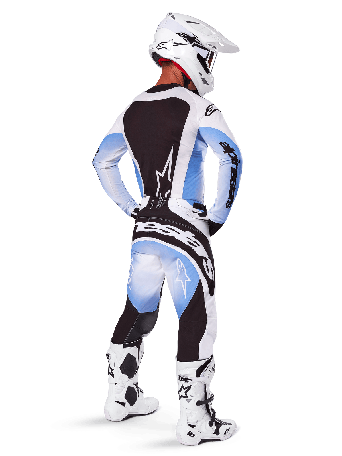 Alpinestars 2025 Techstar Melt Gear Set, Motocross-Fahrer in kompletter Rennausrüstung, weißes und hellblaues Trikot mit schwarzem Rückenpanel, passende Hose mit blauem Farbverlauf und schwarzen Akzenten, weißer Helm, weiß-schwarze Stiefel, abgestimmtes Outfit für Offroad-Rennen