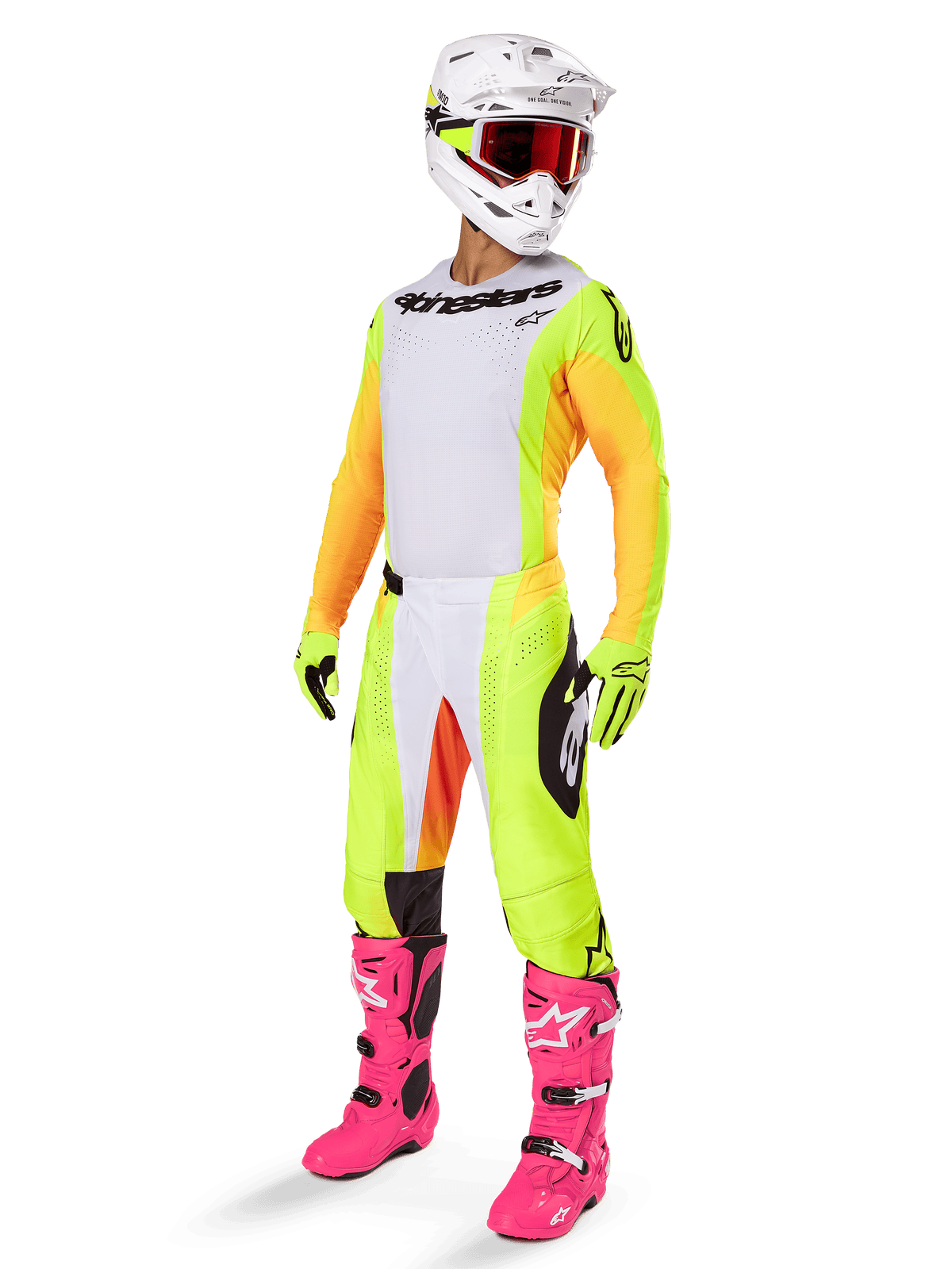 Motocross-Fahrer in kompletter Rennausrüstung, Alpinestars 2025 Techstar Melt Trikot, weiße Vorderseite mit gelben Seiteneinsätzen und orangefarbenen Ärmeln, passend dazu gelbe und weiße Hose, weißer Helm mit roter Brille und leuchtend rosa Stiefel, professionelle Offroad-Rennausrüstung.